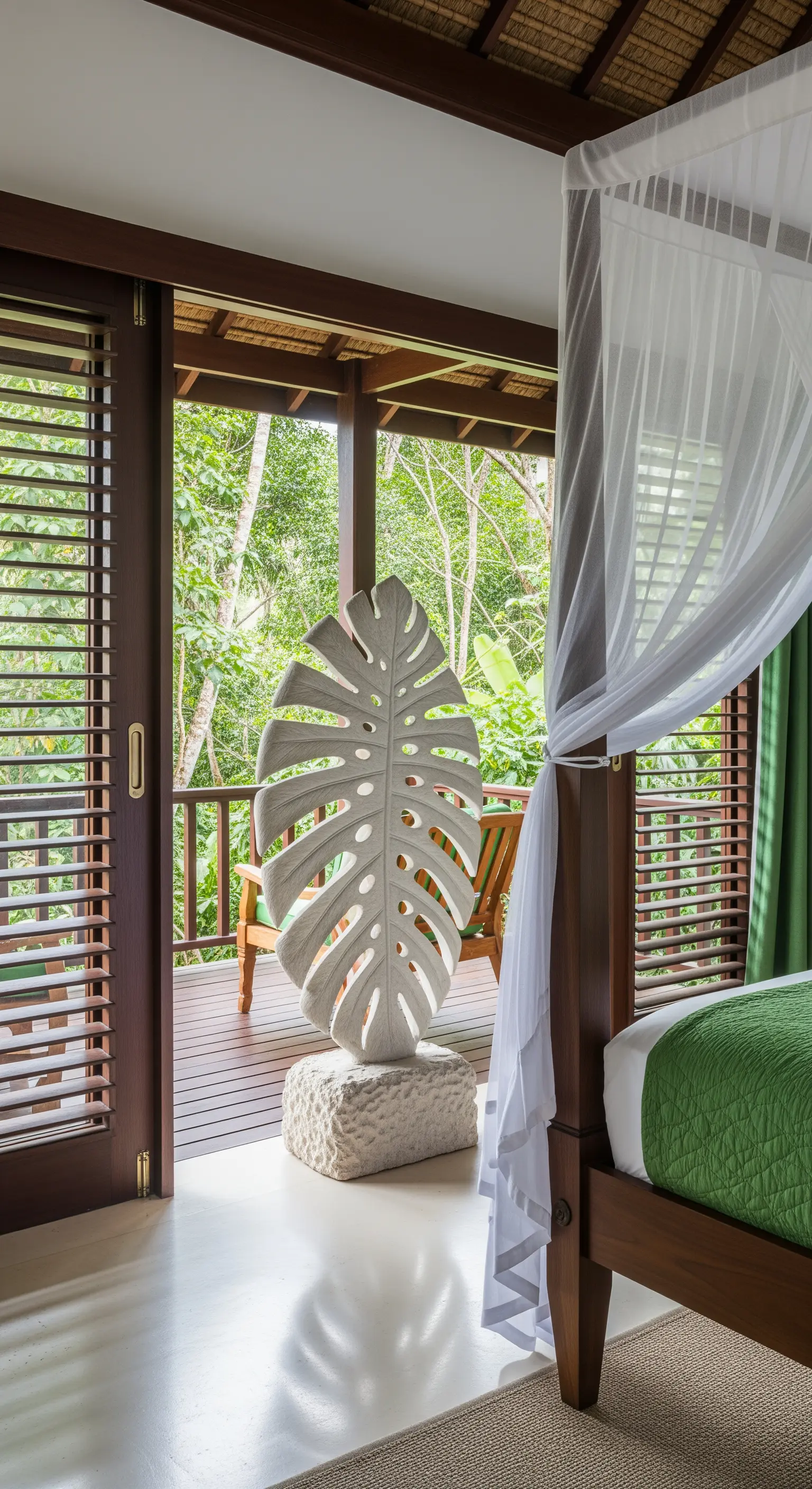 Große Steinskulptur in Form eines Monstera-Blattes in einem tropischen Schlafzimmer.
