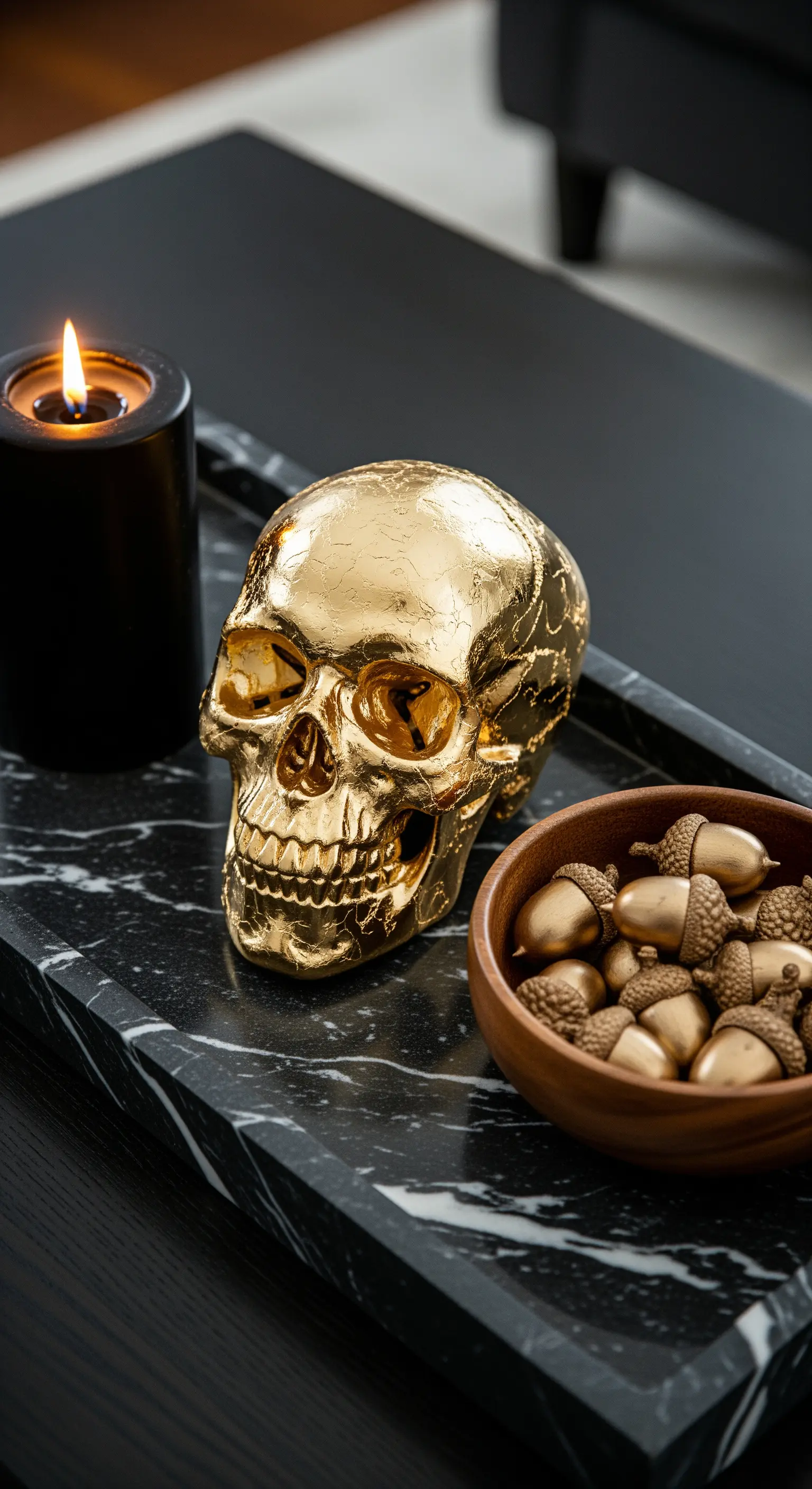 Couchtisch mit schwarzer Marmorschale, goldenem Totenkopf und Eicheln