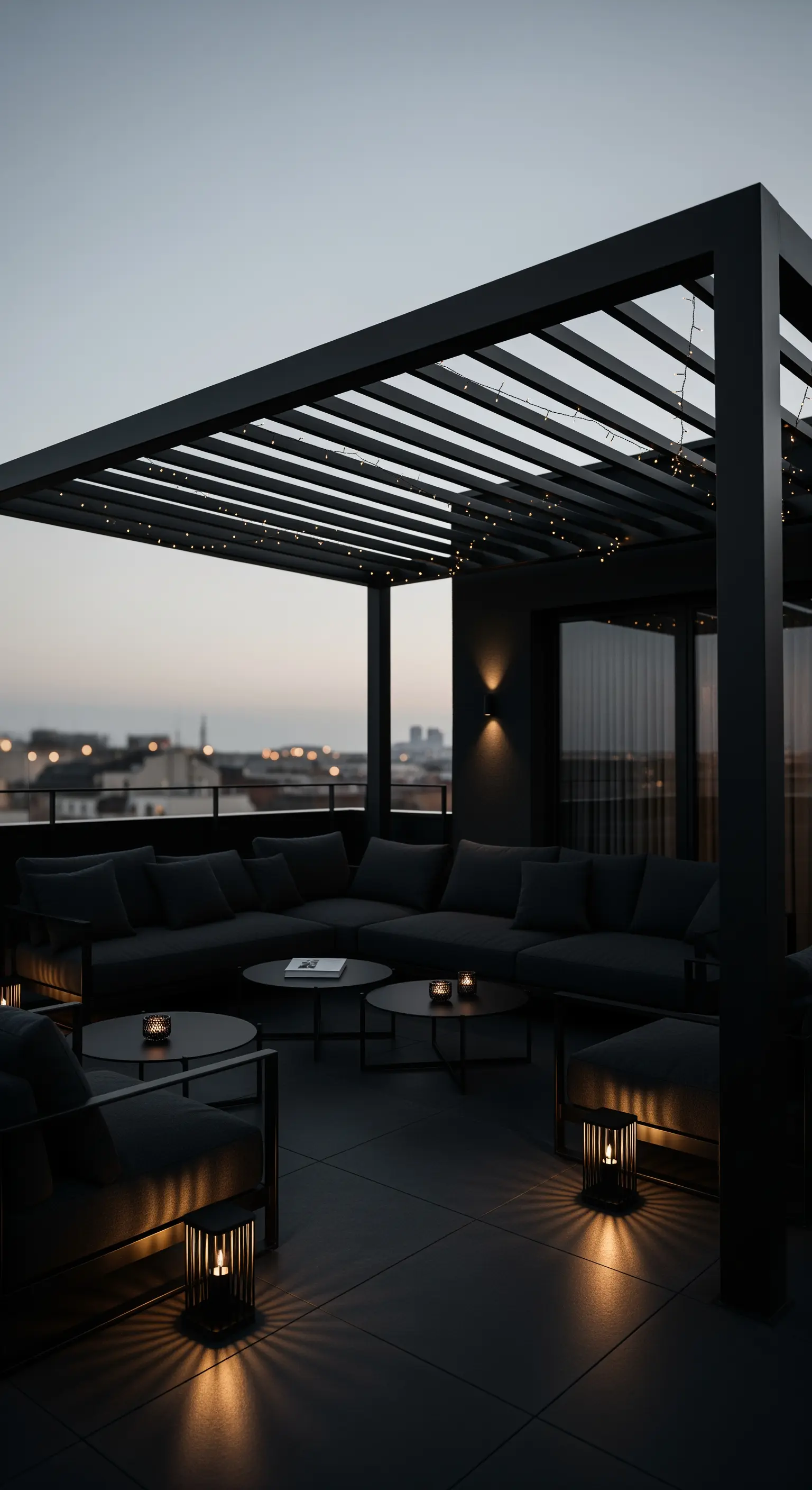 Dachterrasse mit schwarzer Pergola, Outdoor-Lounge, Lichterketten und Laternen