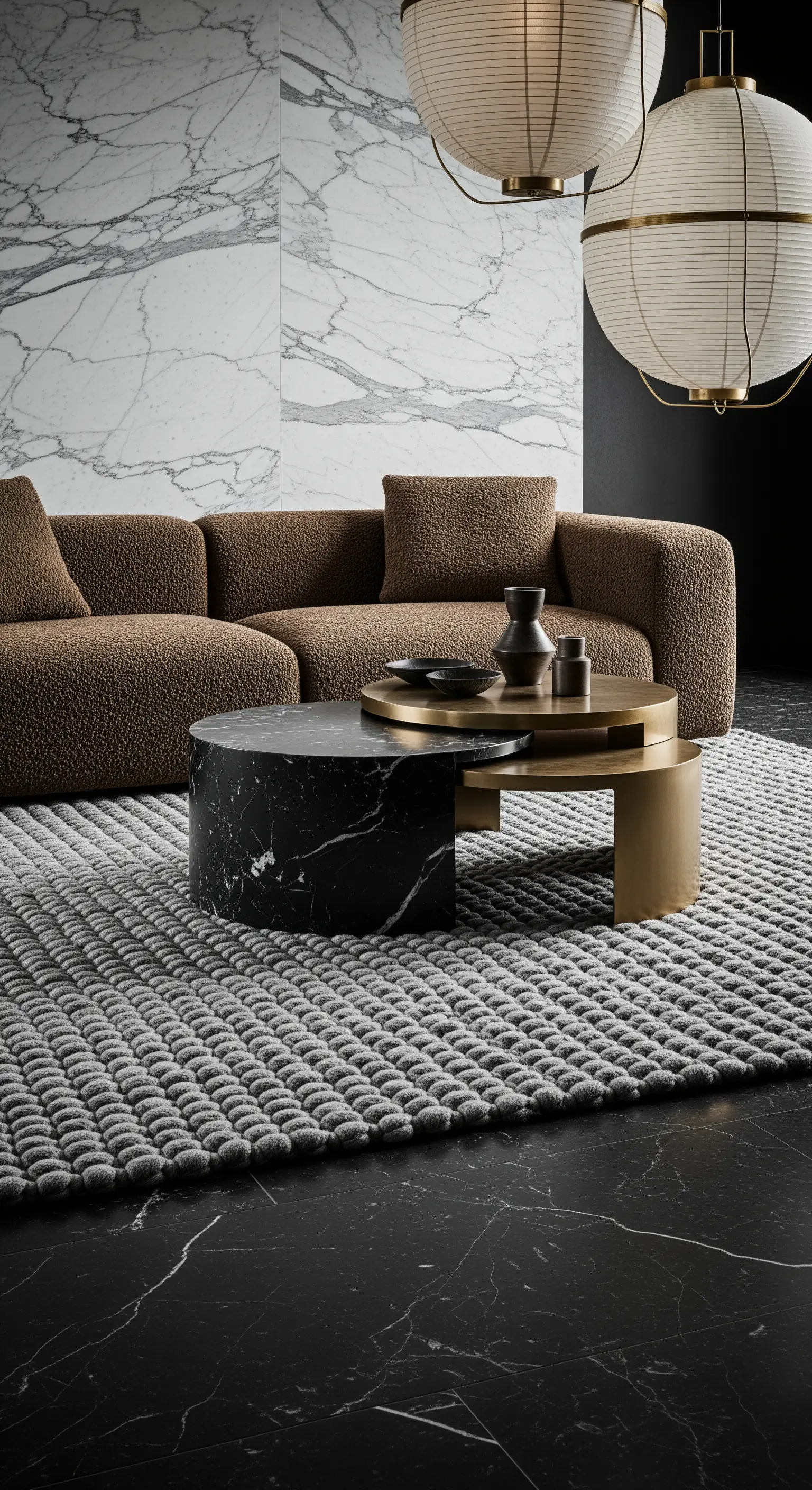 Japandi-Stil mit schwarzem Marmor, Bouclé-Sofa und Papierlampions.
