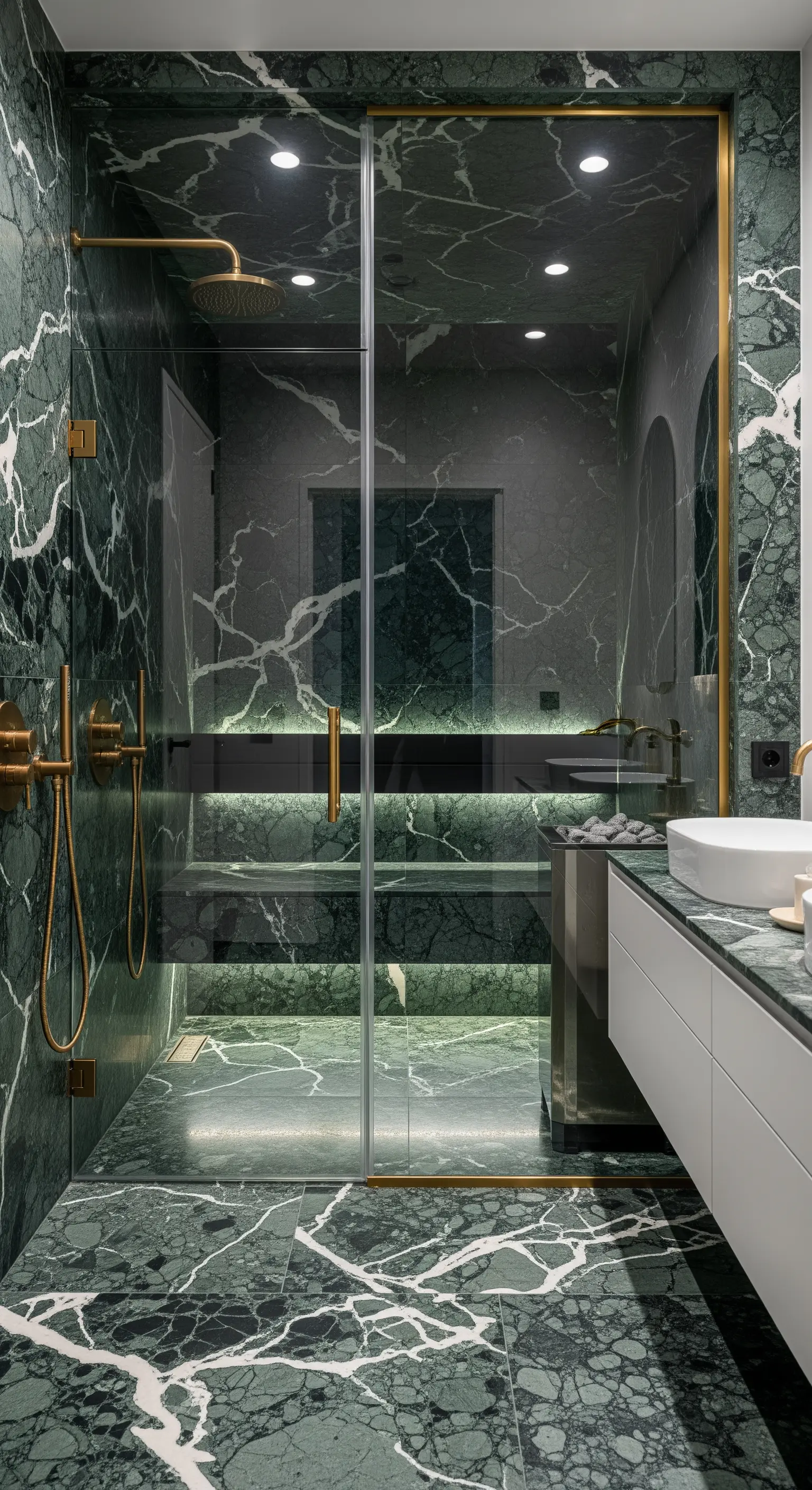 Dampfbad-Dusche mit dunkelgrünem Marmor und indirekt beleuchteten Sitzstufen.