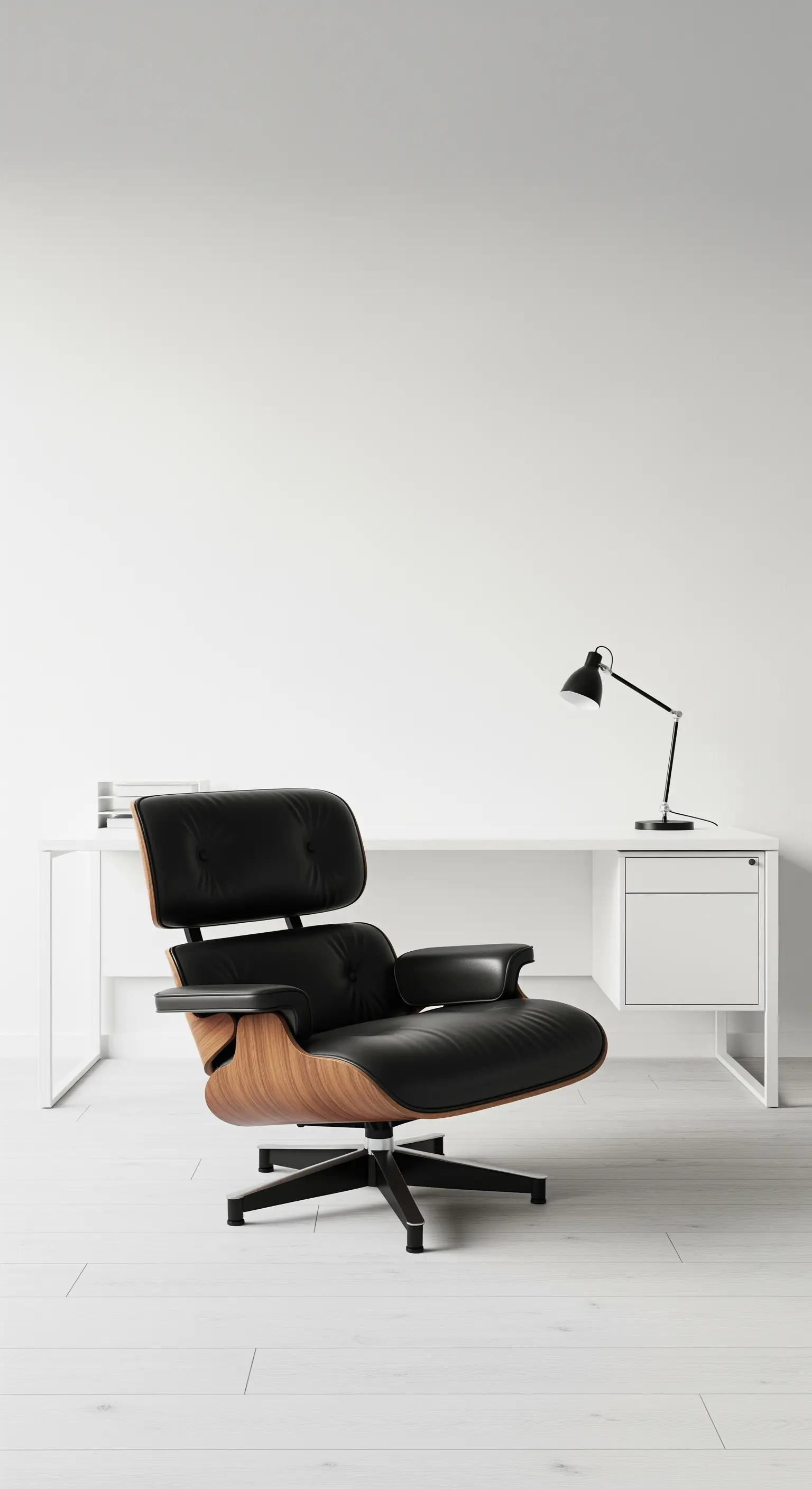 Ein ikonischer Eames Lounge Chair vor einem schlichten weißen Schreibtisch.