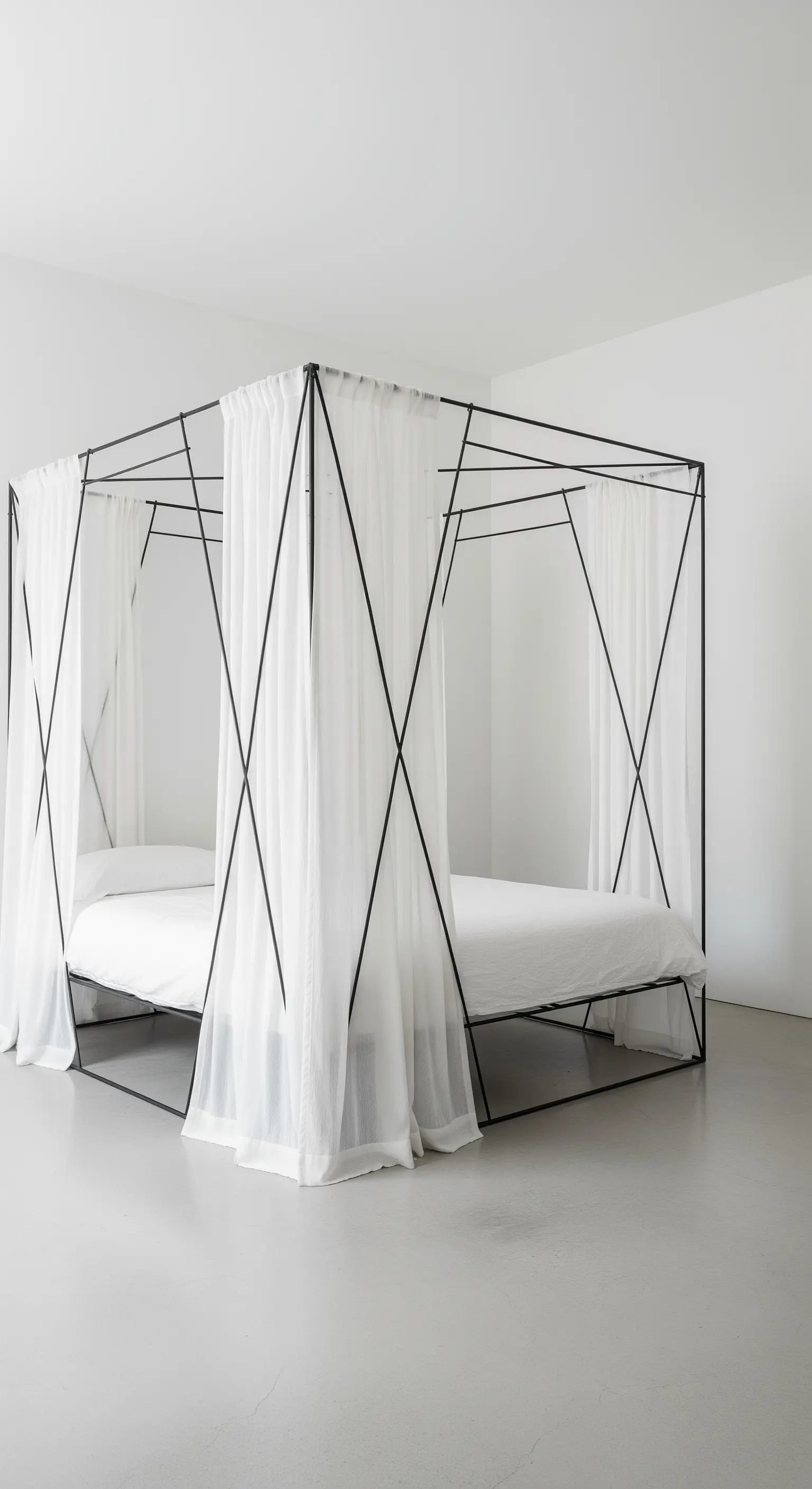 Modernes Himmelbett aus schwarzem Metall mit weißen, transparenten Vorhängen.