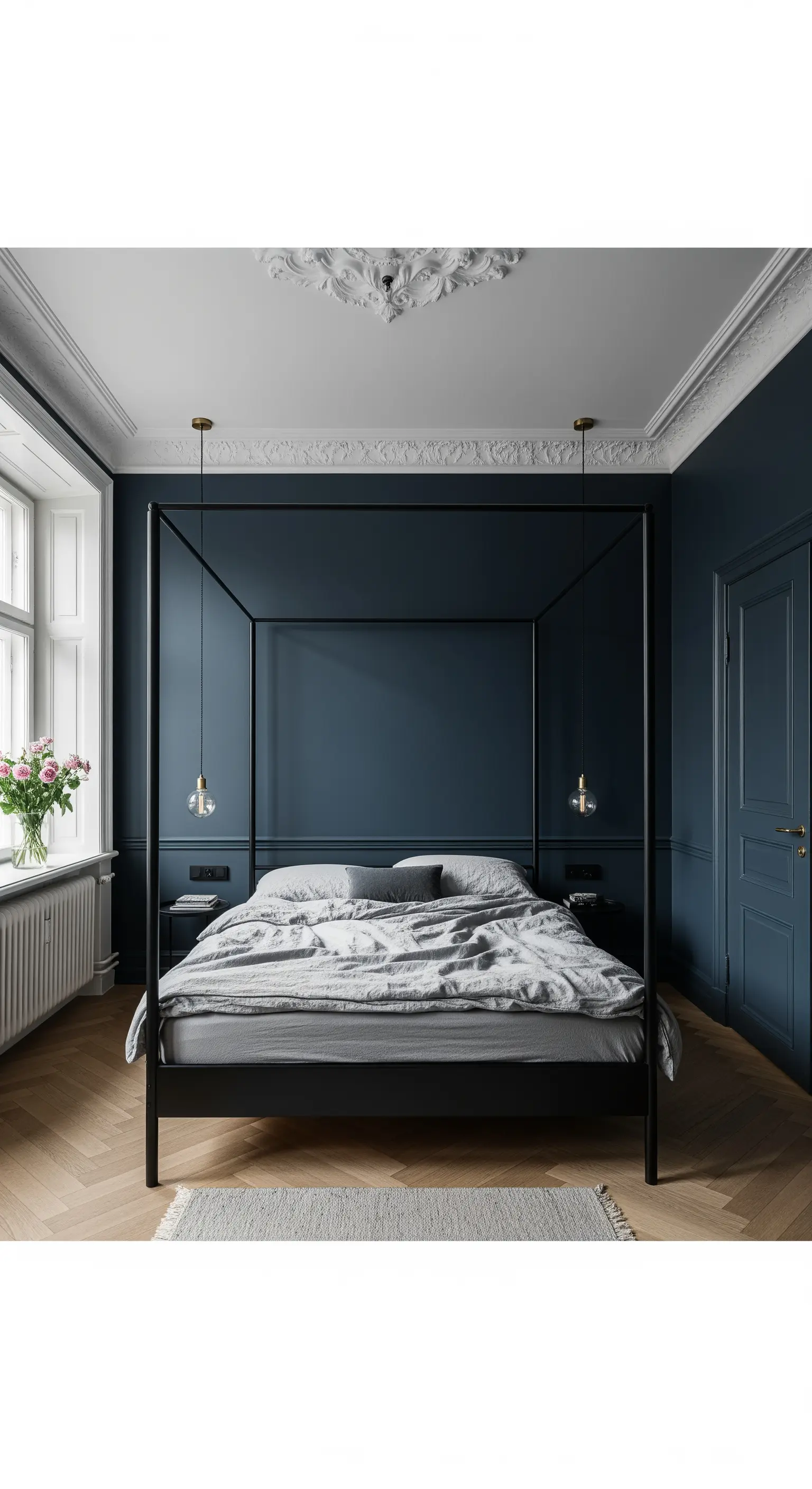 Modernes schwarzes Himmelbett in einem Schlafzimmer mit dunkelblauen Wänden und Stuck.