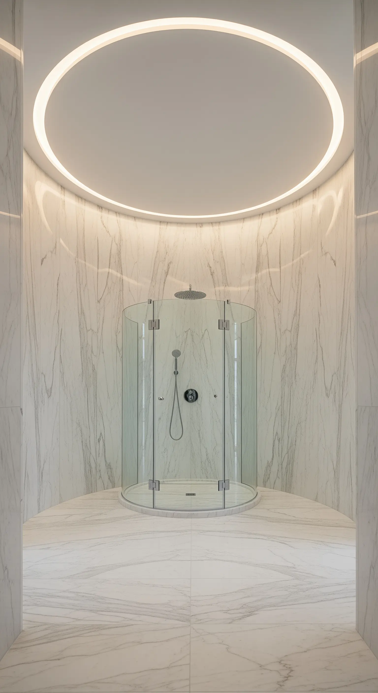 Runde Glasdusche in einem Marmorbad mit einem großen, runden Deckenlicht darüber.