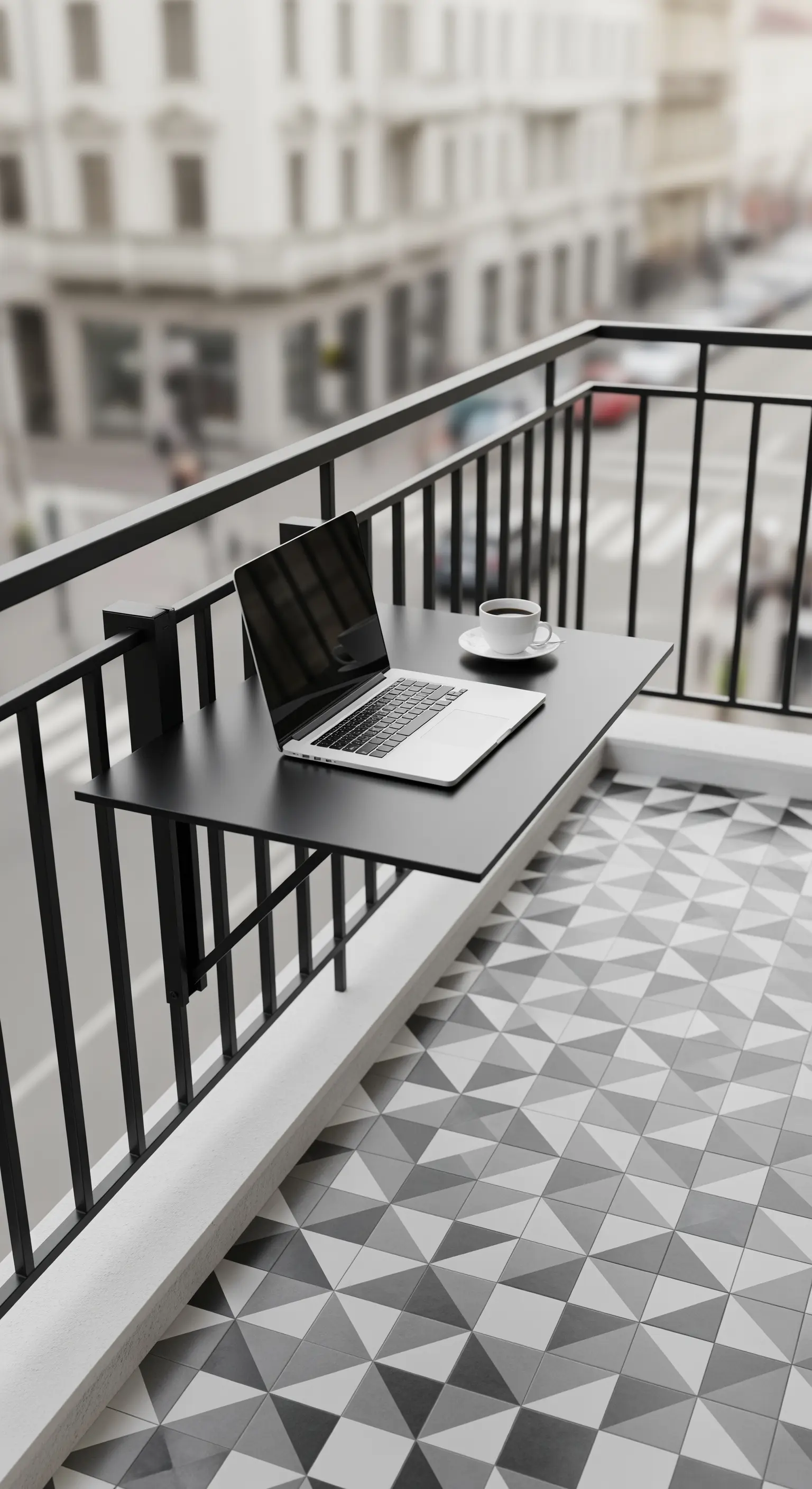 Schwarzer Klapptisch am Geländer mit Laptop und Kaffee