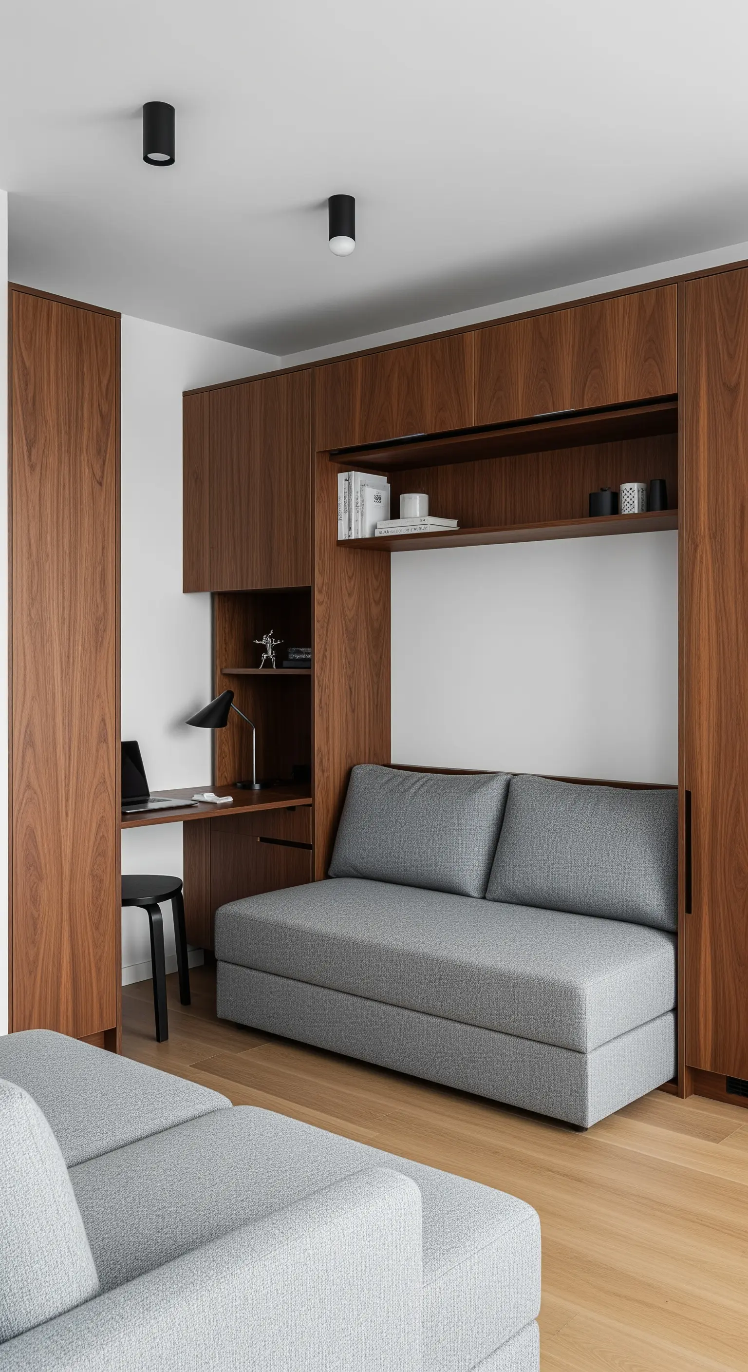 Multifunktionale Einbauschrankwand aus Holz mit Sofa und Schreibtisch.