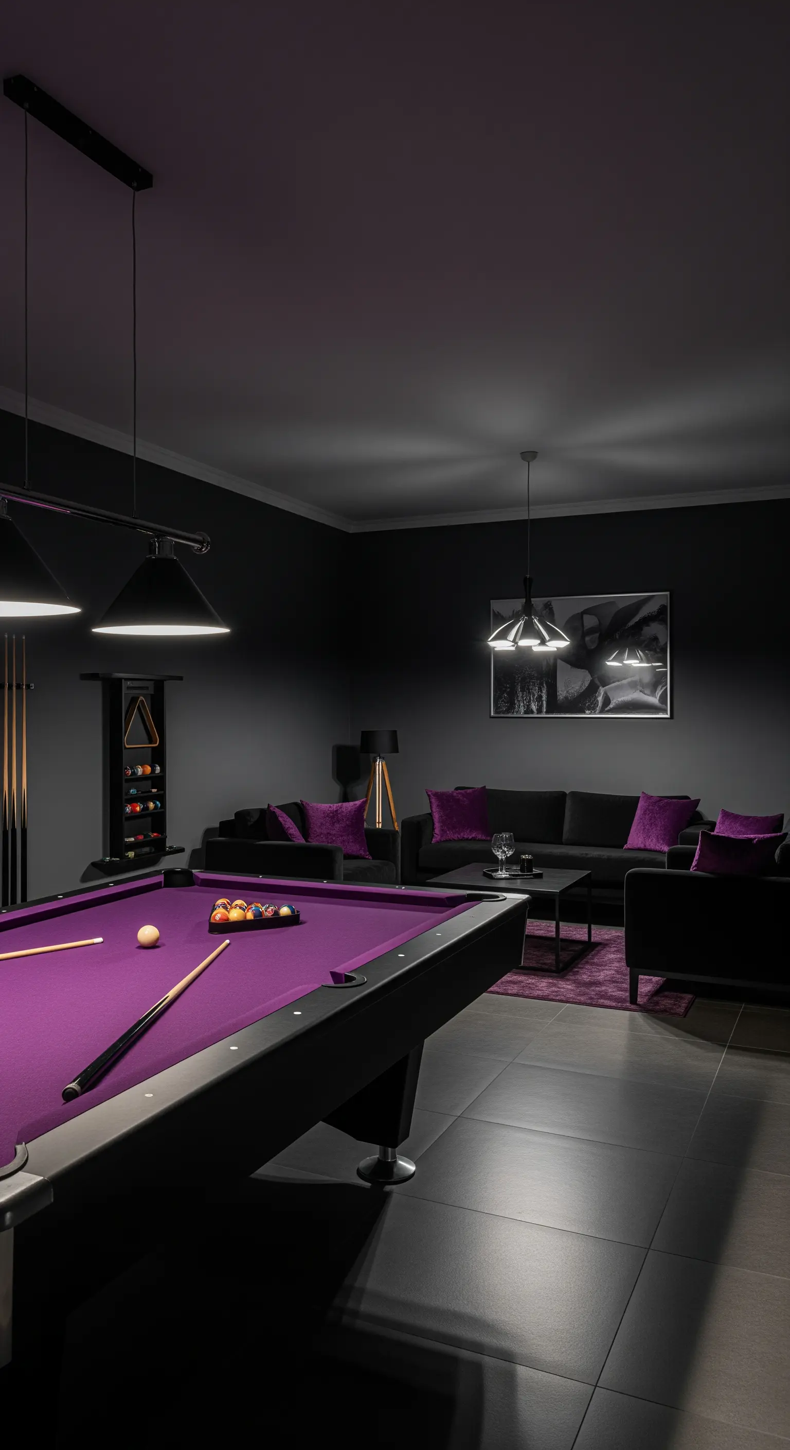 Dunkler Hobbyraum mit einem Billardtisch mit violetter Bespannung und violetten Samtkissen