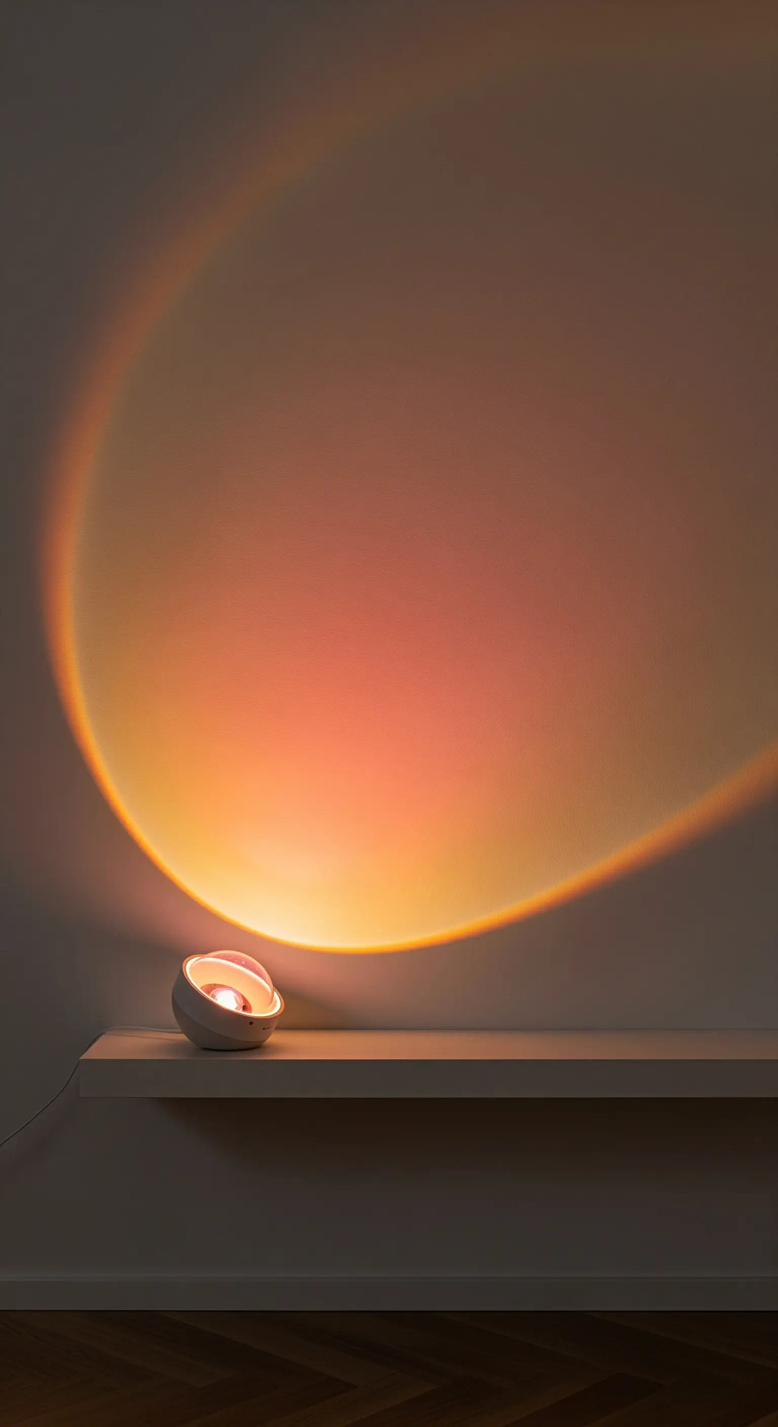 Sonnenuntergangs-Projektorlampe, die einen warmen, orange-roten Farbkreis an die Wand wirft.