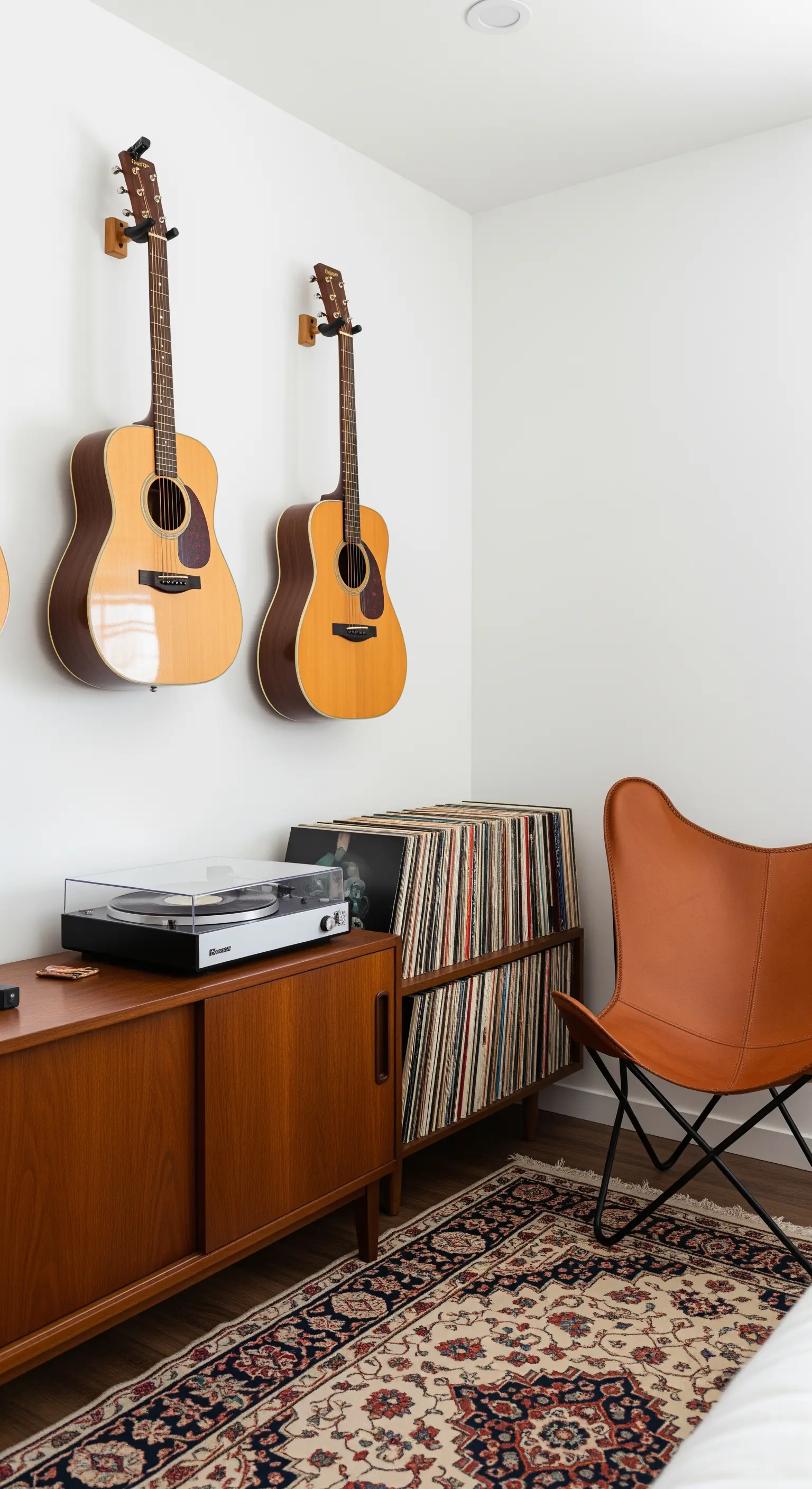 Musikecke mit an der Wand hängenden Gitarren und einem Plattenspieler.