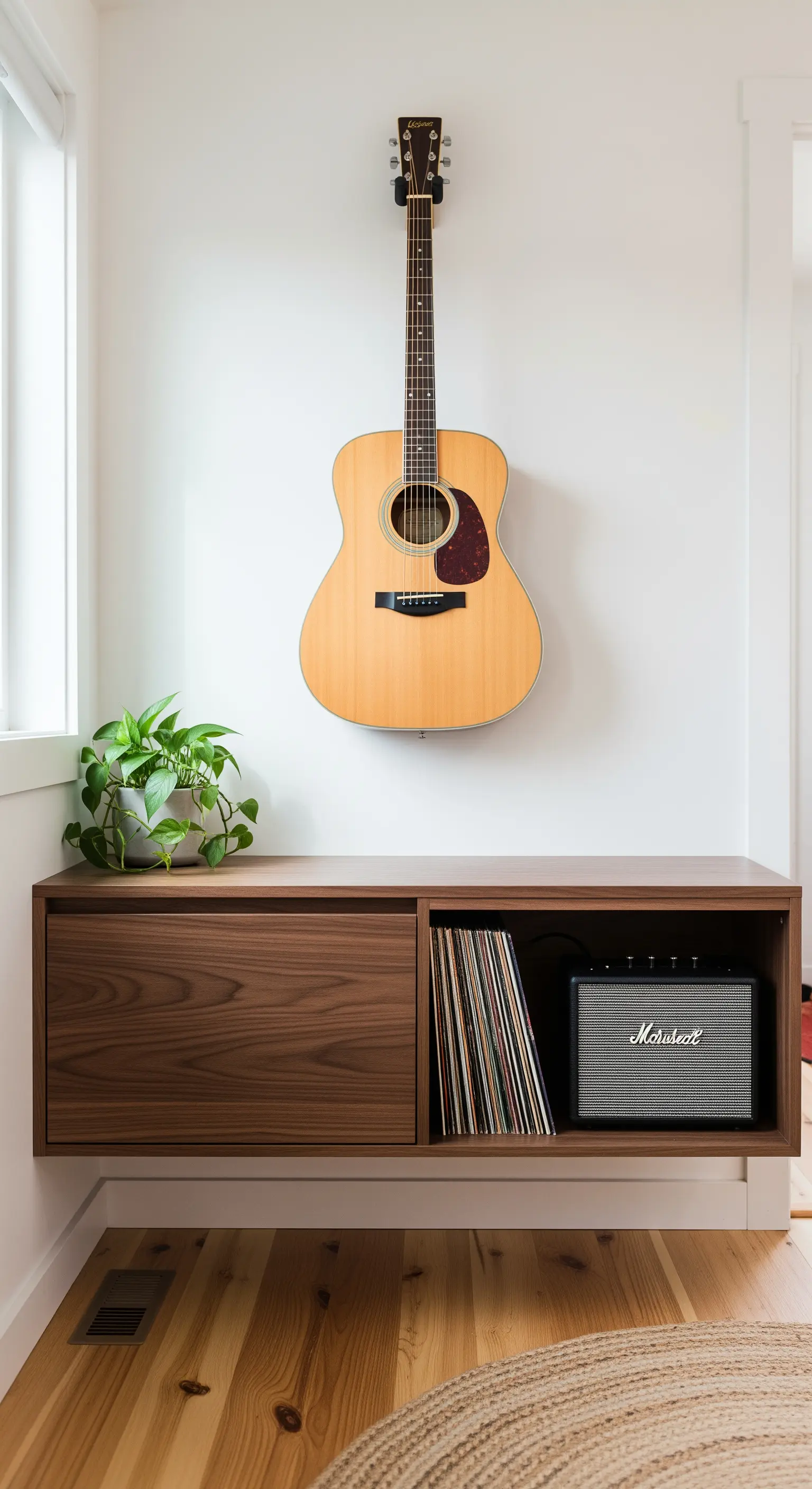 Eine an der Wand montierte Gitarre über einem schwebenden Sideboard aus Walnussholz.
