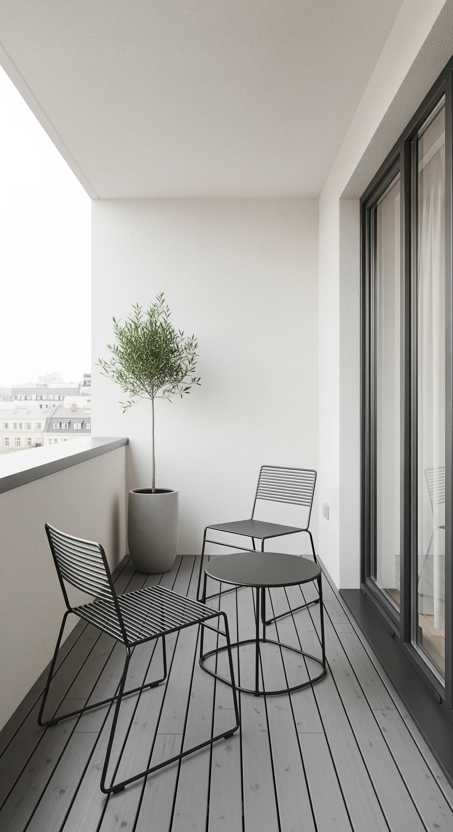 Ein minimalistischer Balkon mit zwei Stühlen und einem Olivenbaum als ruhiger Außenbereich.