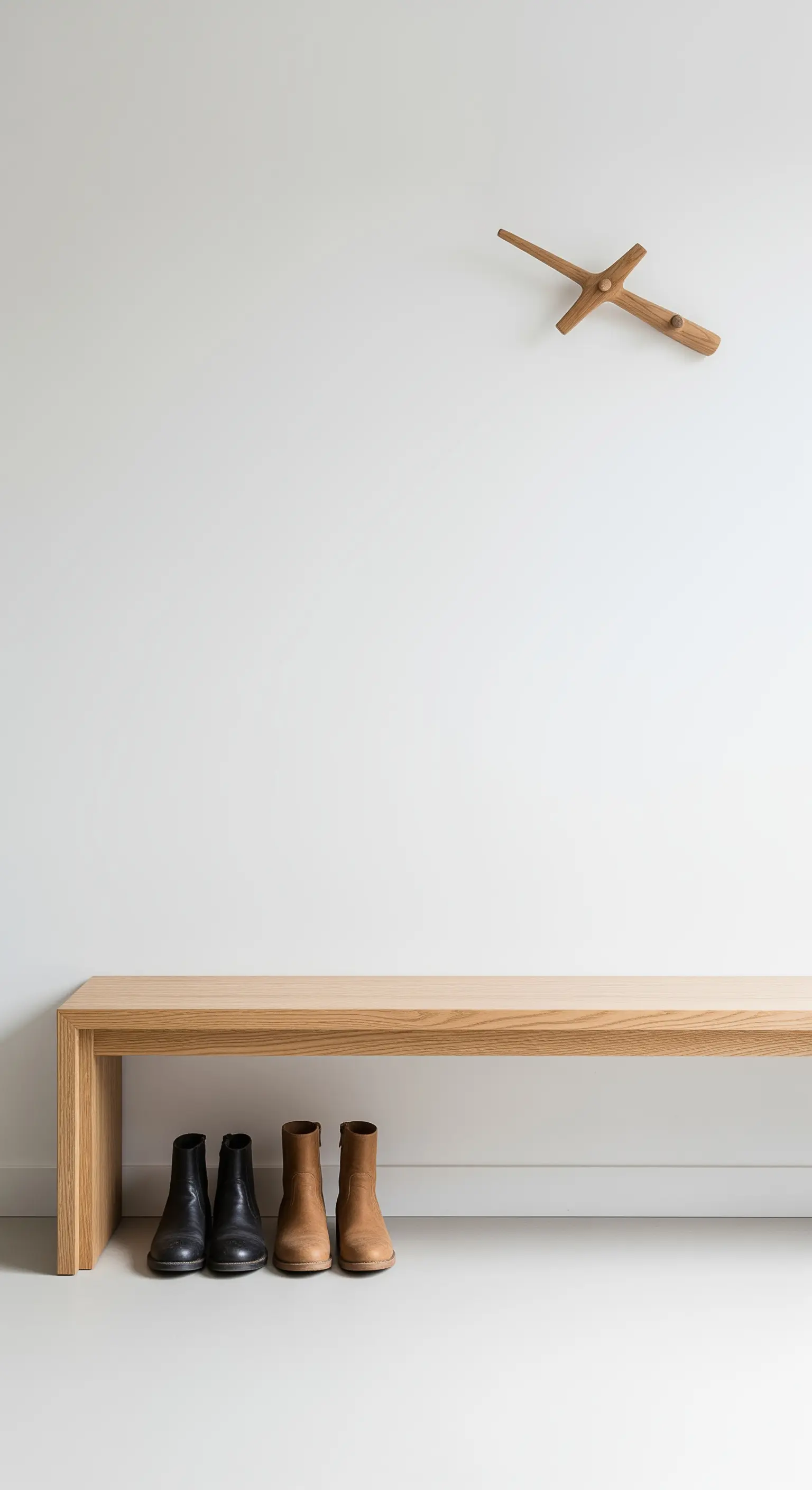 Eine schlichte Holzbank im Flur für einen aufgeräumten, stressfreien Eingangsbereich.