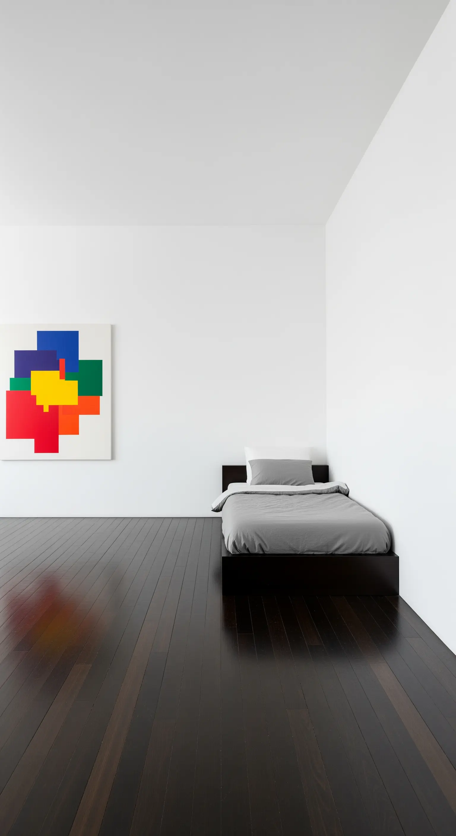 Extrem minimalistisches Zimmer mit einem einzigen, bunten Kunstwerk an der Wand.