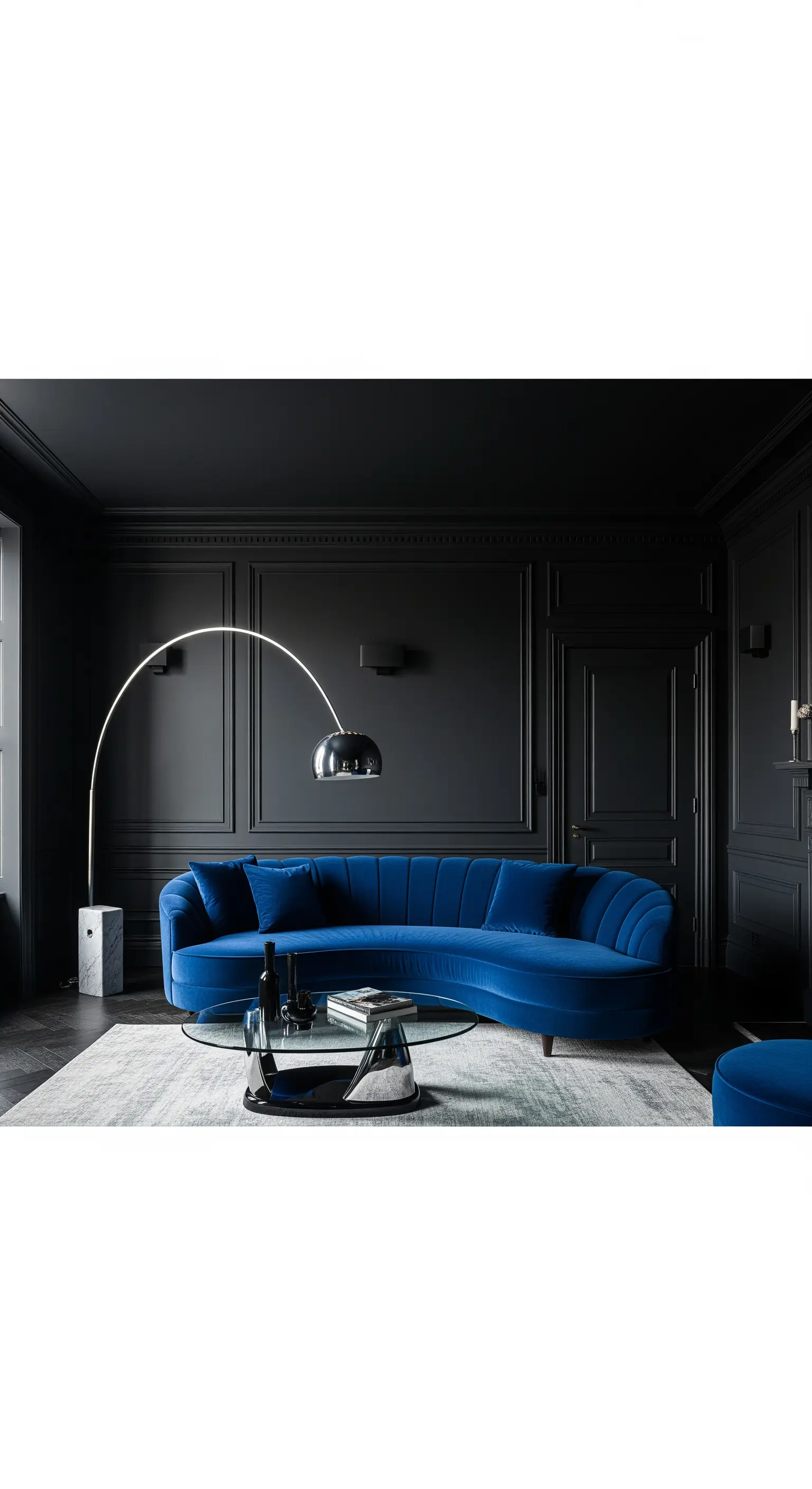 Ein leuchtend blaues Samtsofa in einem komplett schwarzen Raum mit einer großen Bogenleuchte.