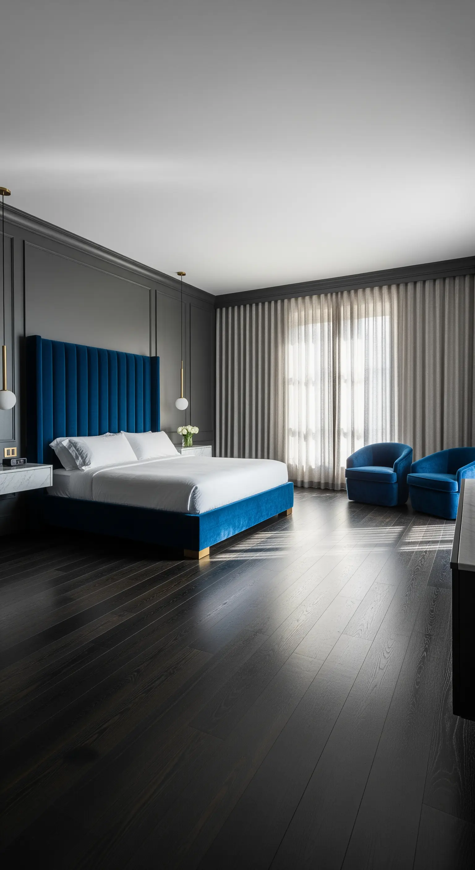 Saphirblaues Samtbett als dramatischer Akzent in einem grauen Schlafzimmer.