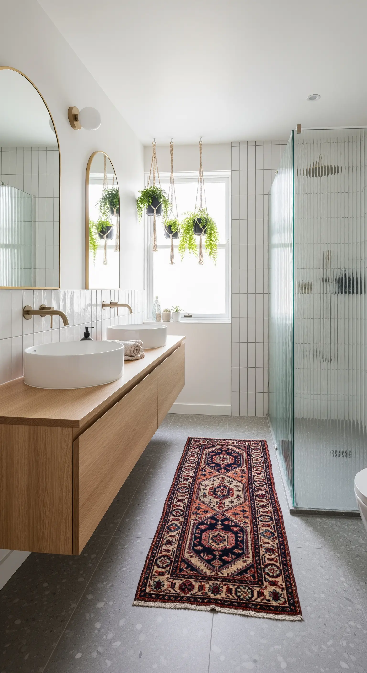 Modernes Badezimmer mit langem Perserteppich und hängenden Pflanzen.