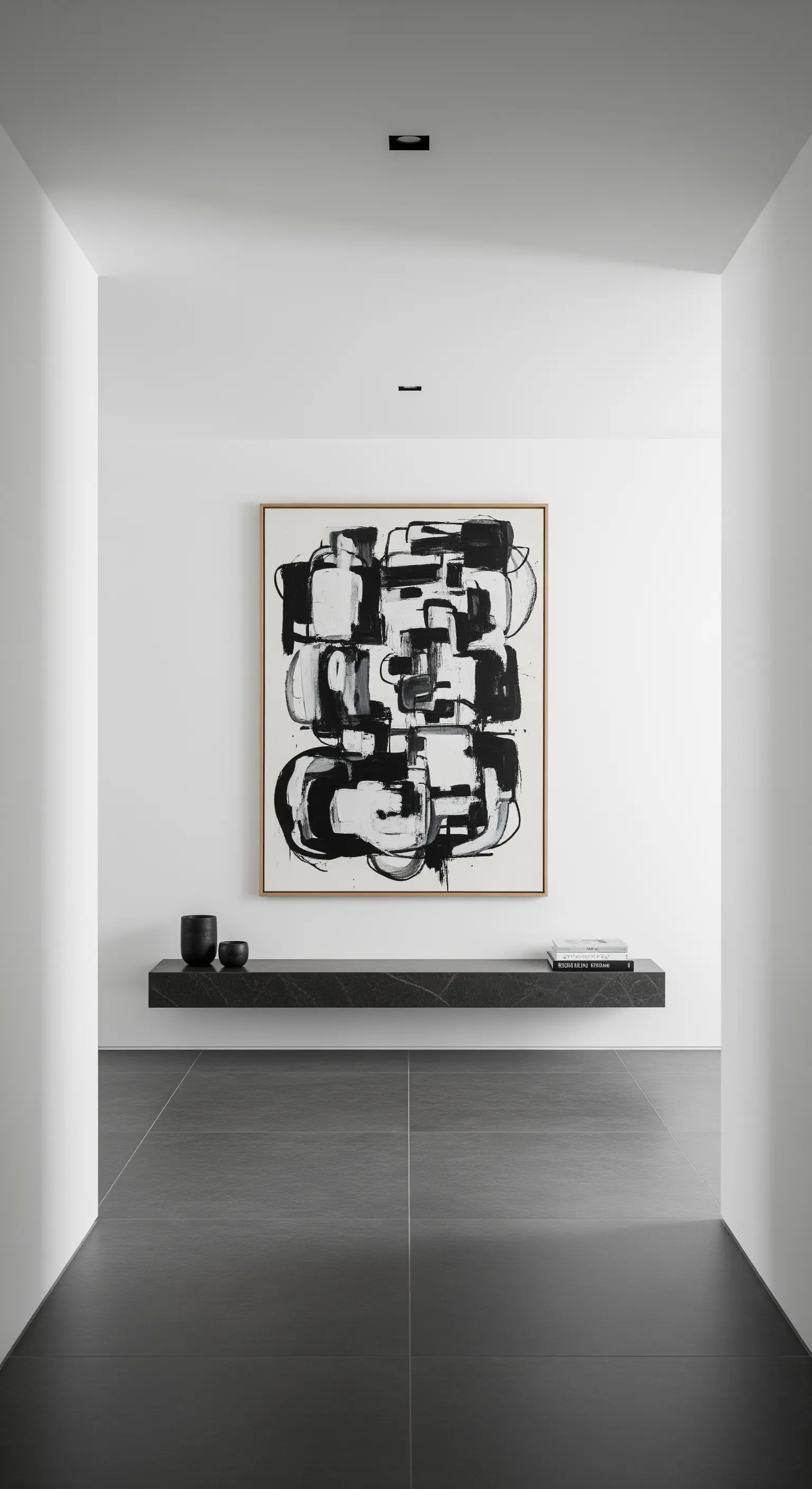 Schwebendes Regal aus schwarzem Marmor an einer weißen Wand über dunklem Boden.