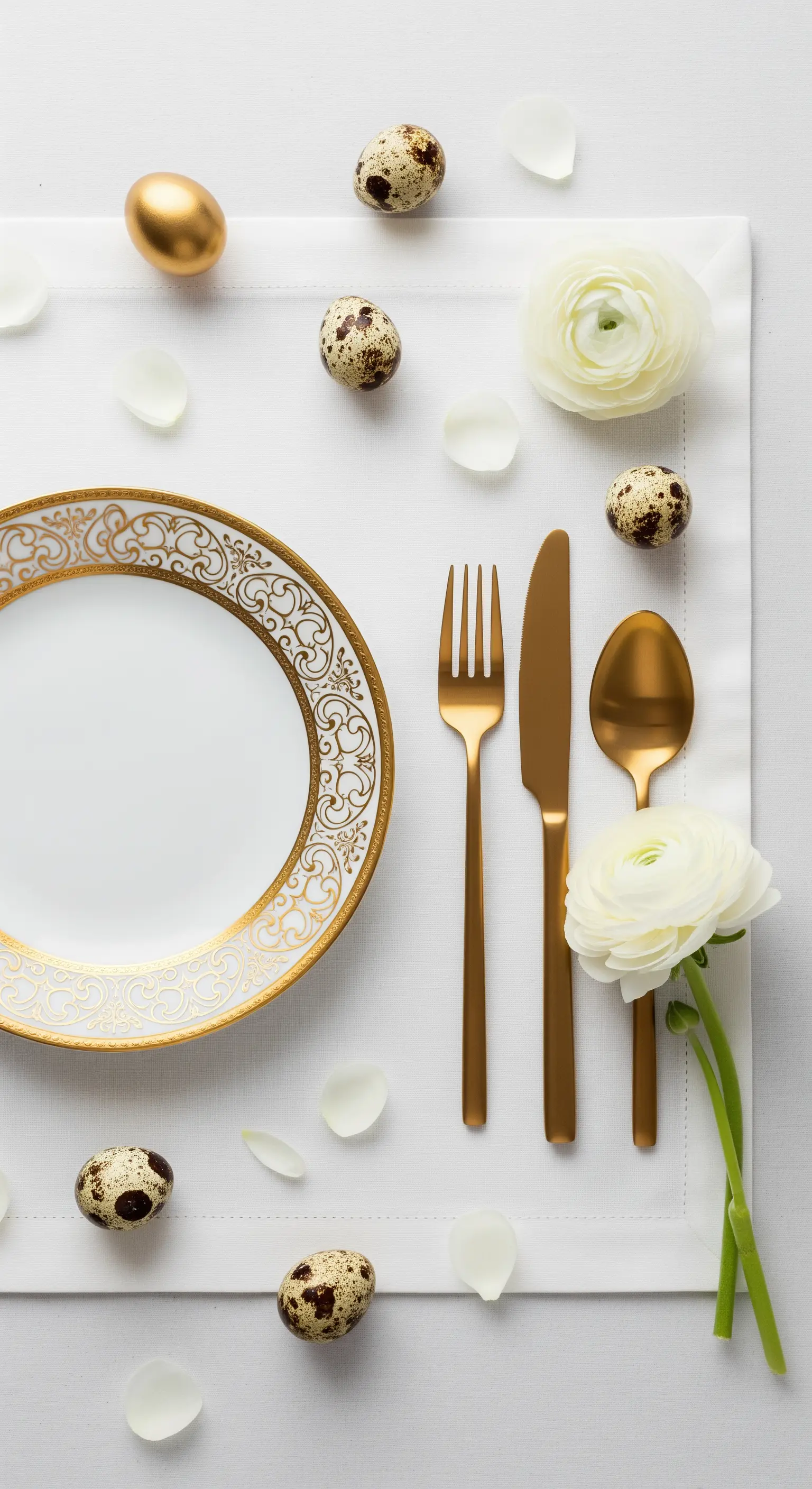 Elegantes Gedeck mit Goldrand, Wachteleiern und Ranunkeln