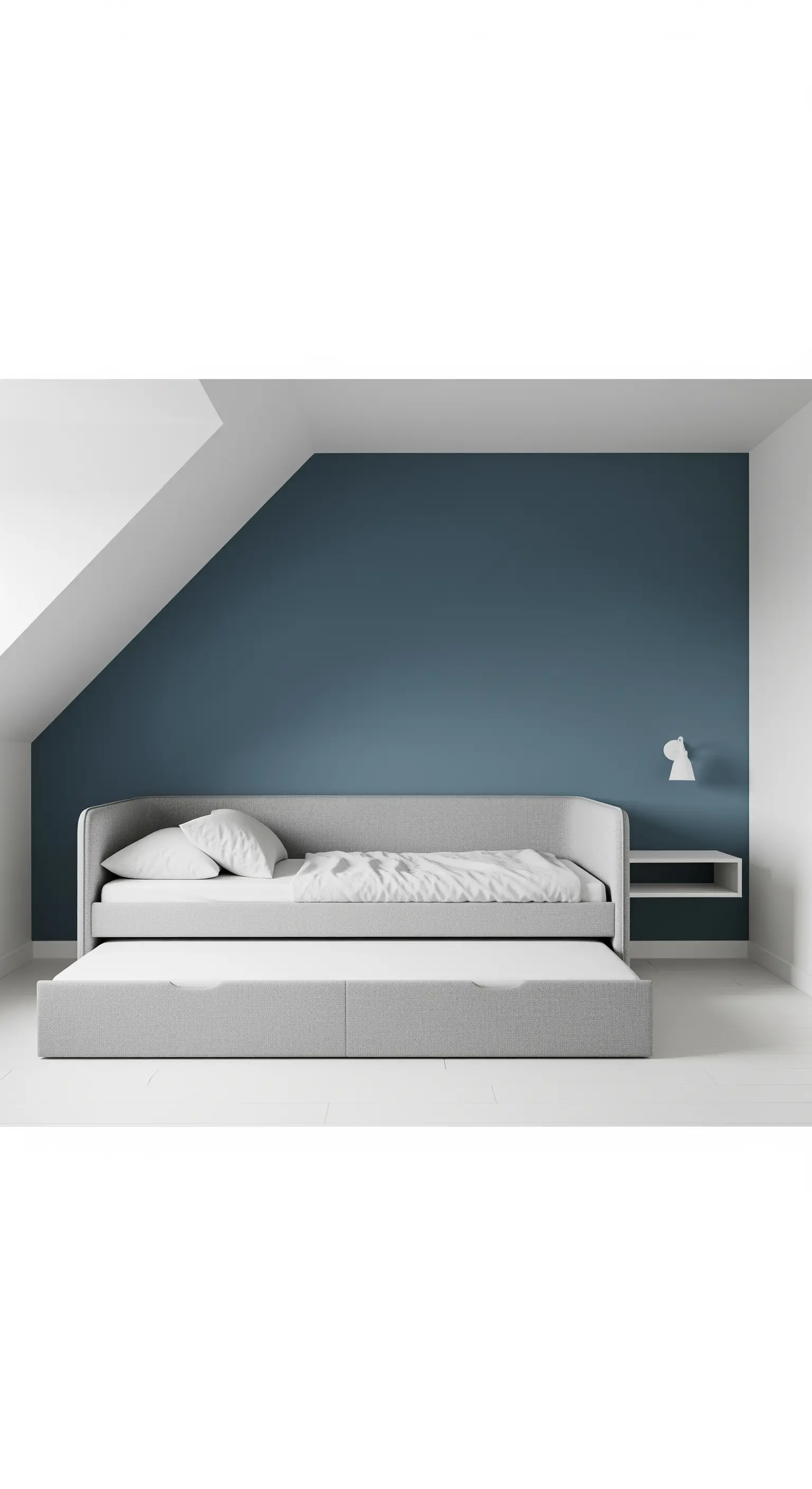 Minimalistisches Tagesbett vor einer tiefblauen Akzentwand in einem ansonsten weißen Raum.