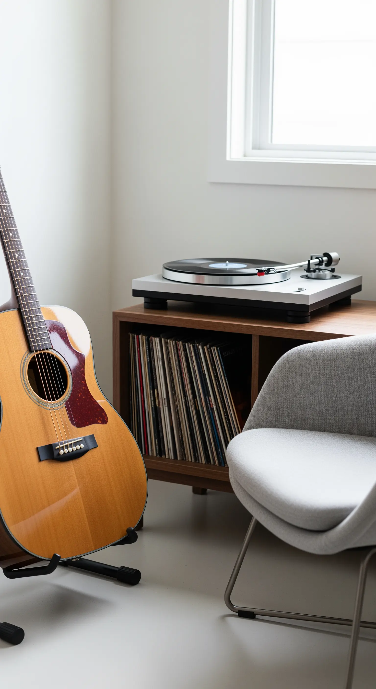 Musikecke mit Plattenspieler, Schallplatten und einem modernen Sessel.
