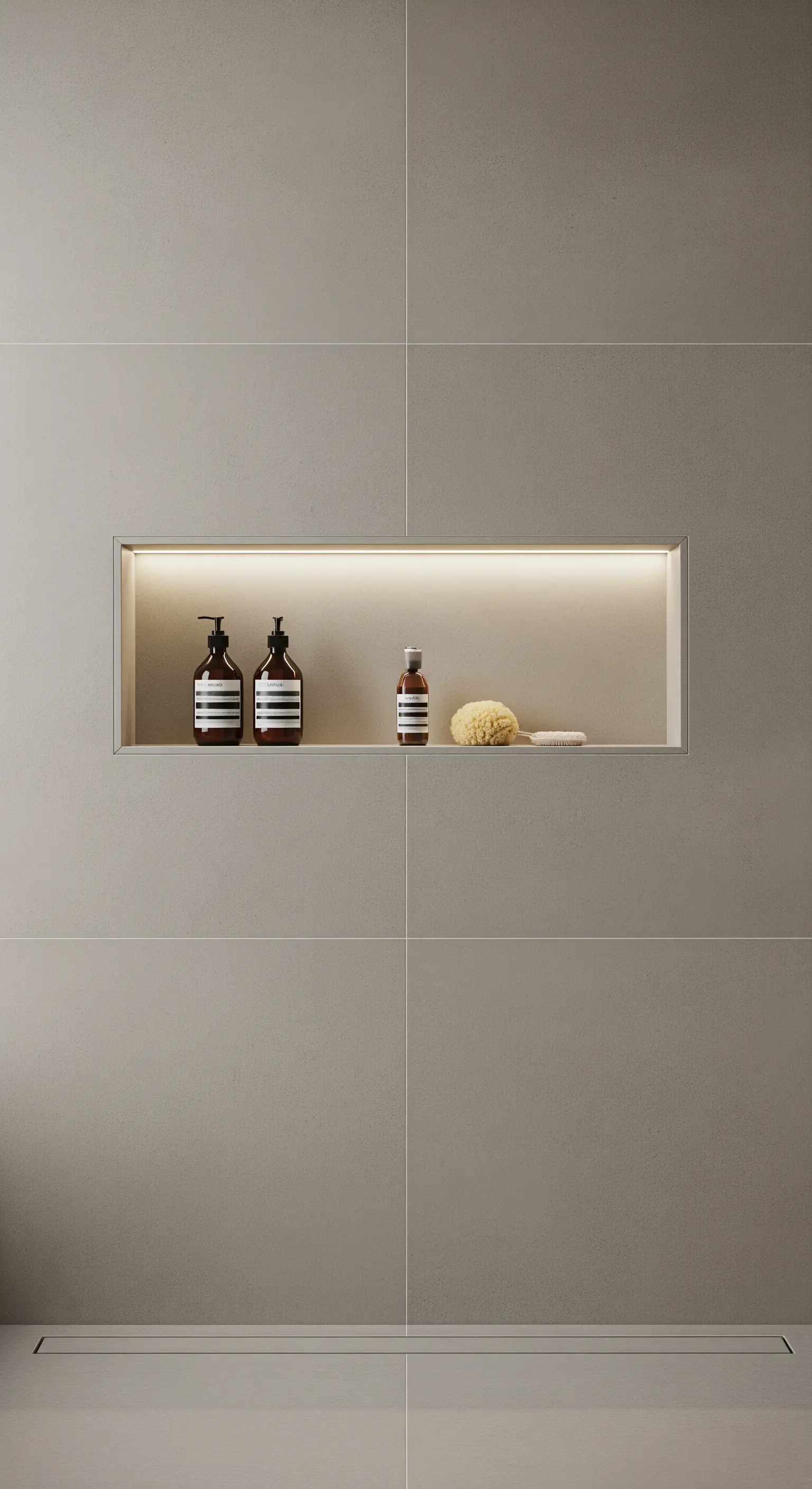 Beleuchtete Dusch-Nische mit bernsteinfarbenen Seifenspendern und Schwamm.