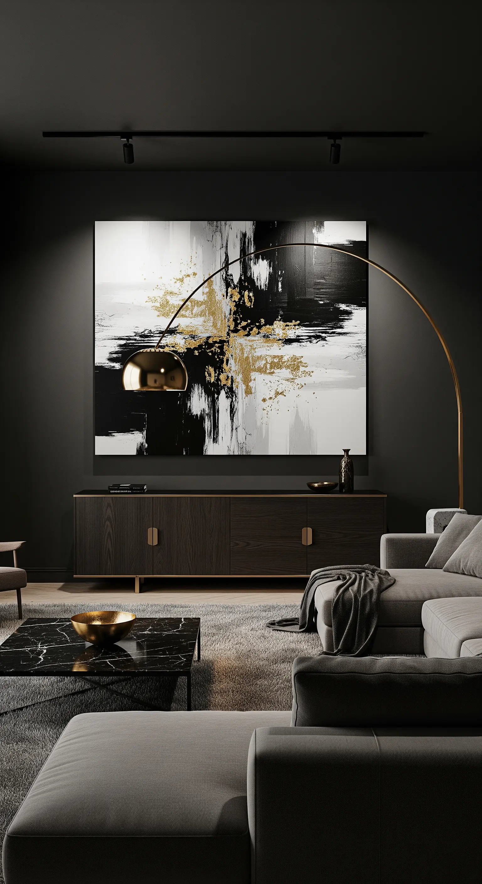 Modernes, dunkles Wohnzimmer mit einer großen goldenen Bogenlampe über einem abstrakten Kunstwerk.
