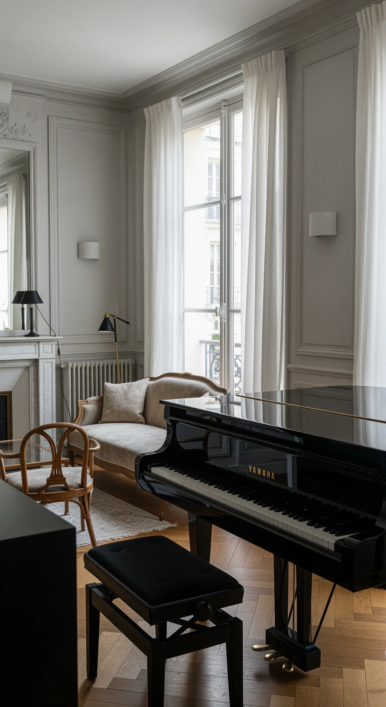 Elegante Ecke eines Pariser Wohnzimmers mit einem Flügel und einer Chaiselongue.