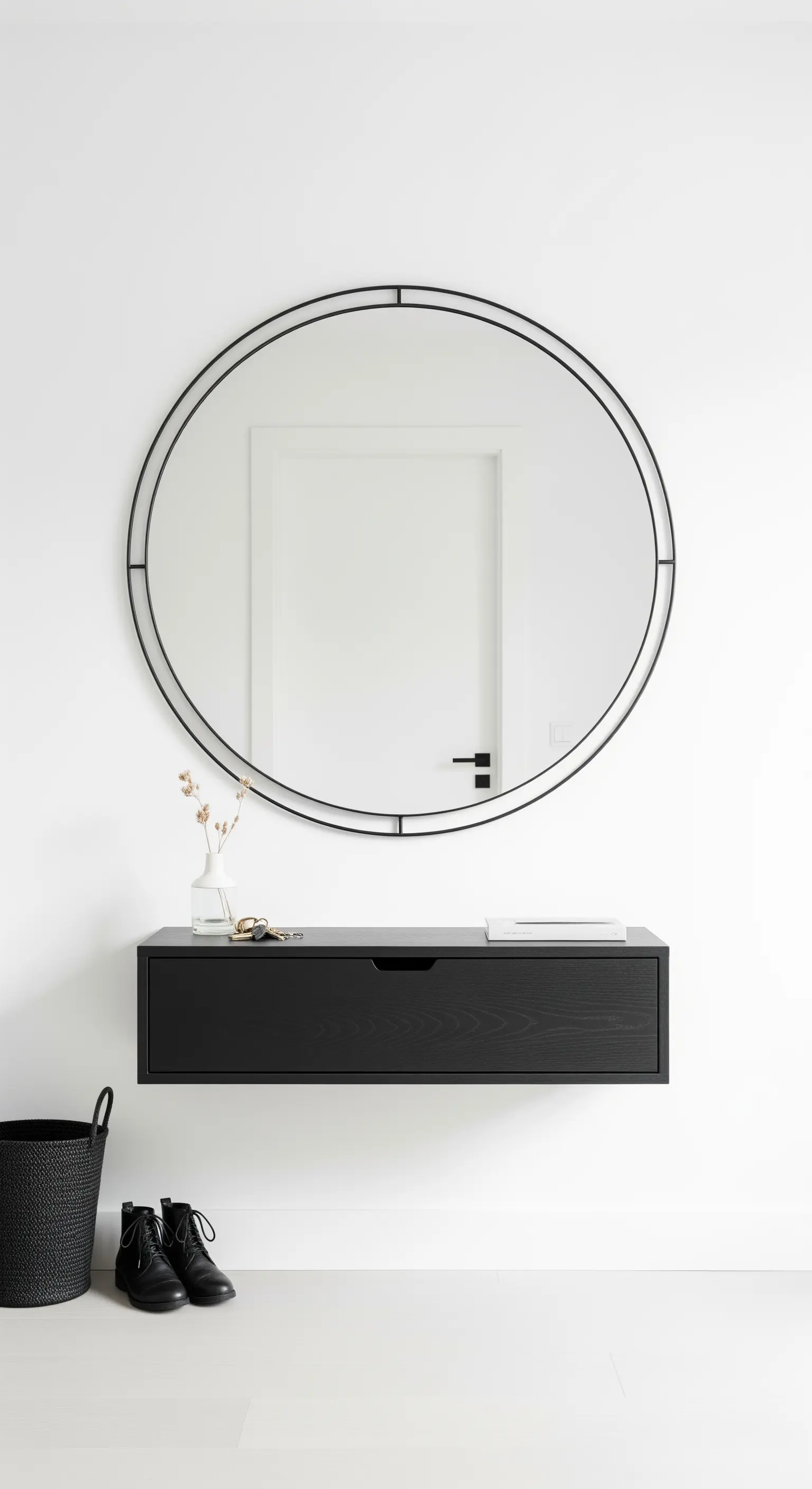 Schwarze, schwebende Konsole mit großem, rundem Spiegel an einer weißen Wand