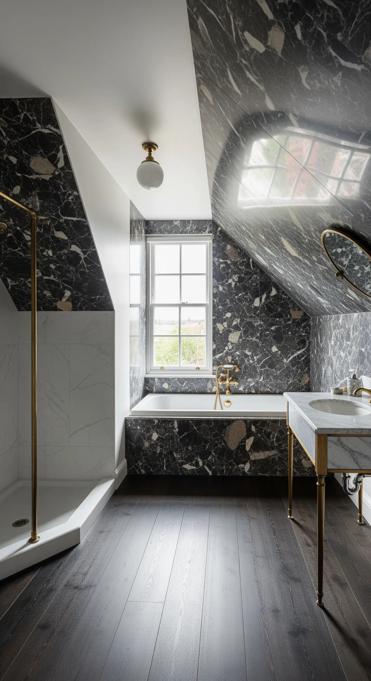 Dachgeschoss-Badezimmer mit dunklem Marmor an den Schrägen und Holzboden.