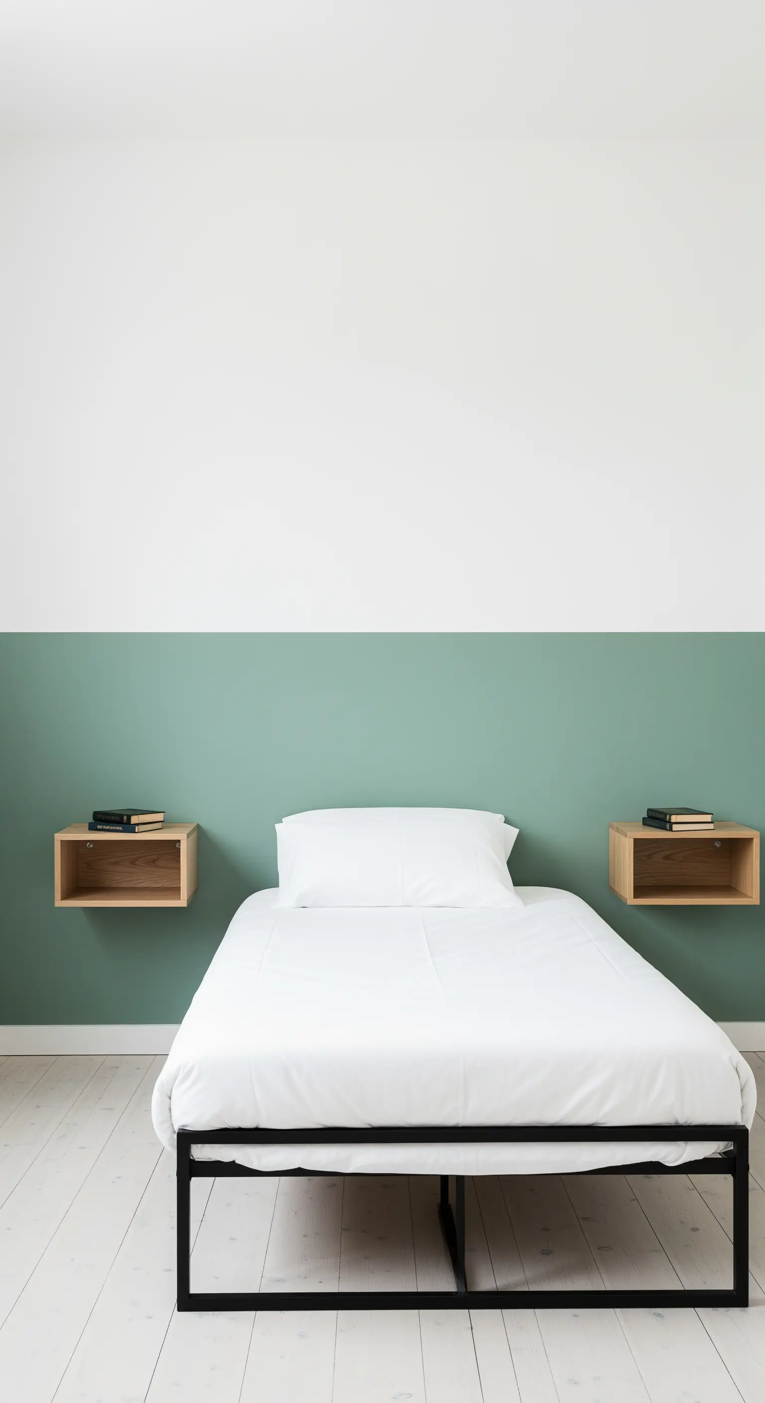 Minimalistisches Schlafzimmer mit einer zweifarbig gestrichenen Wand in Salbeigrün und Weiß.