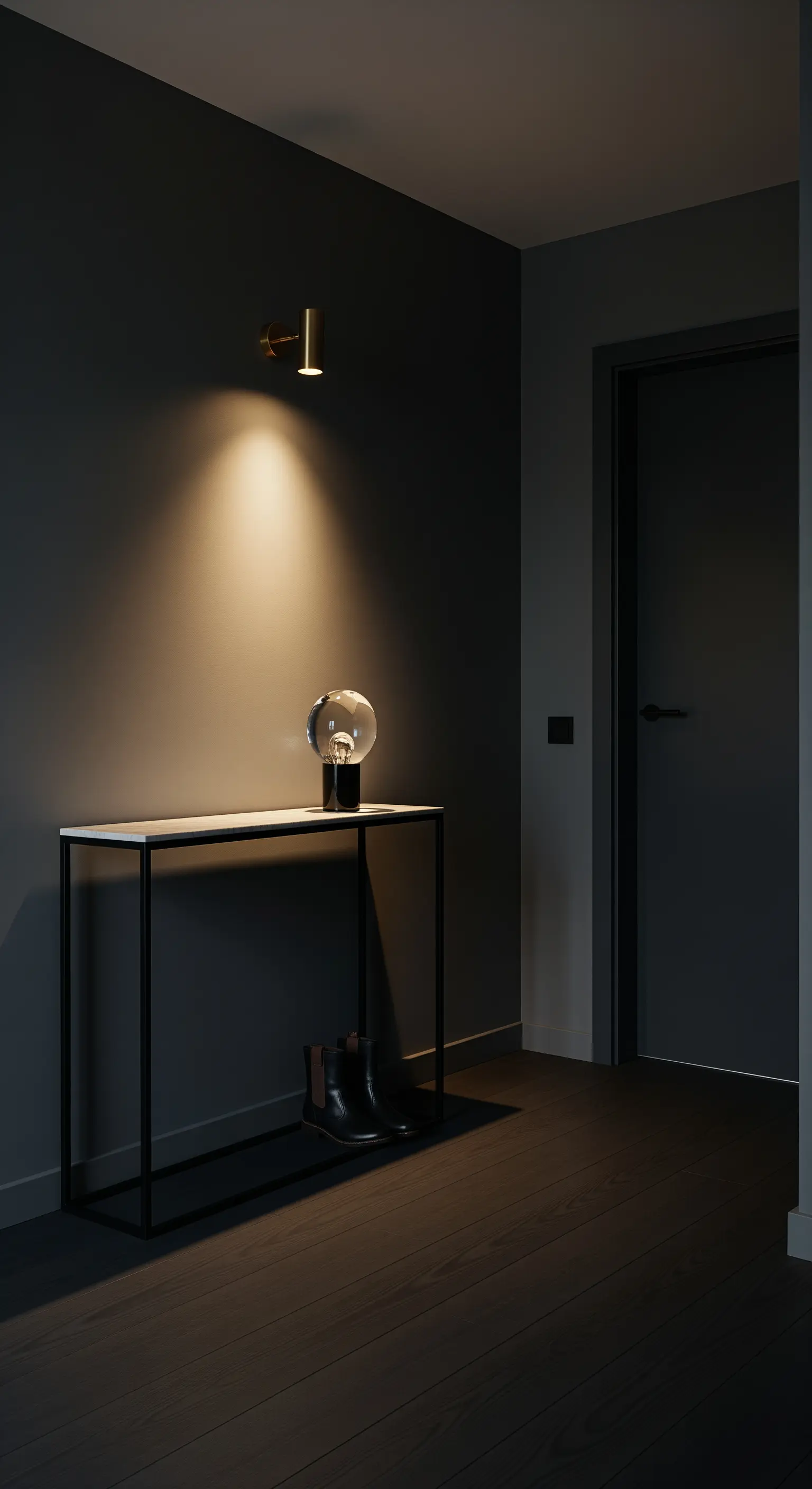Dunkelgrauer Flur mit einer schmalen Konsole, die von einem Spot und einer Tischleuchte beleuchtet wird.