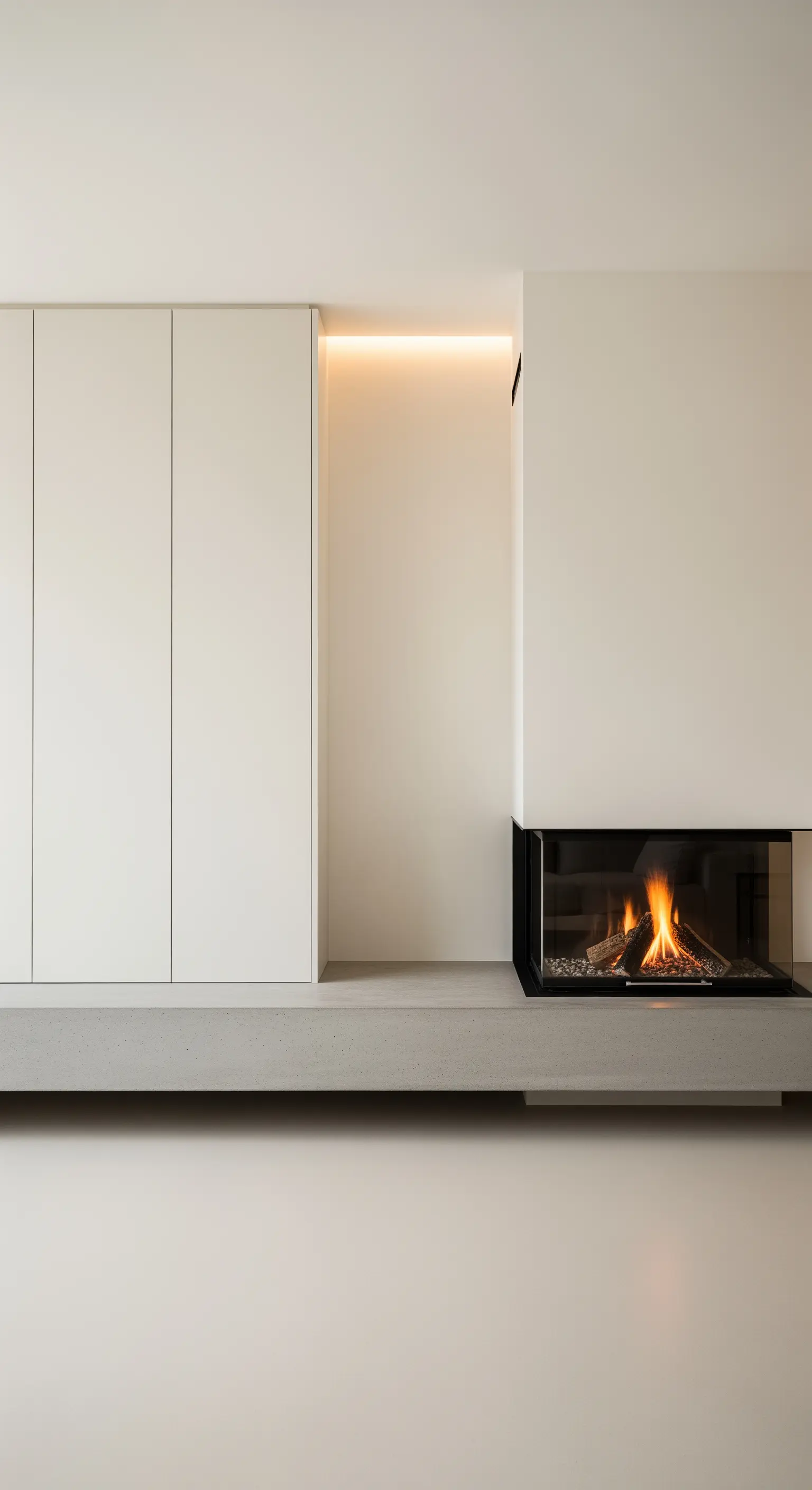 Moderner Kamin neben einer grifflosen, weißen Schrankwand mit indirekter Beleuchtung.