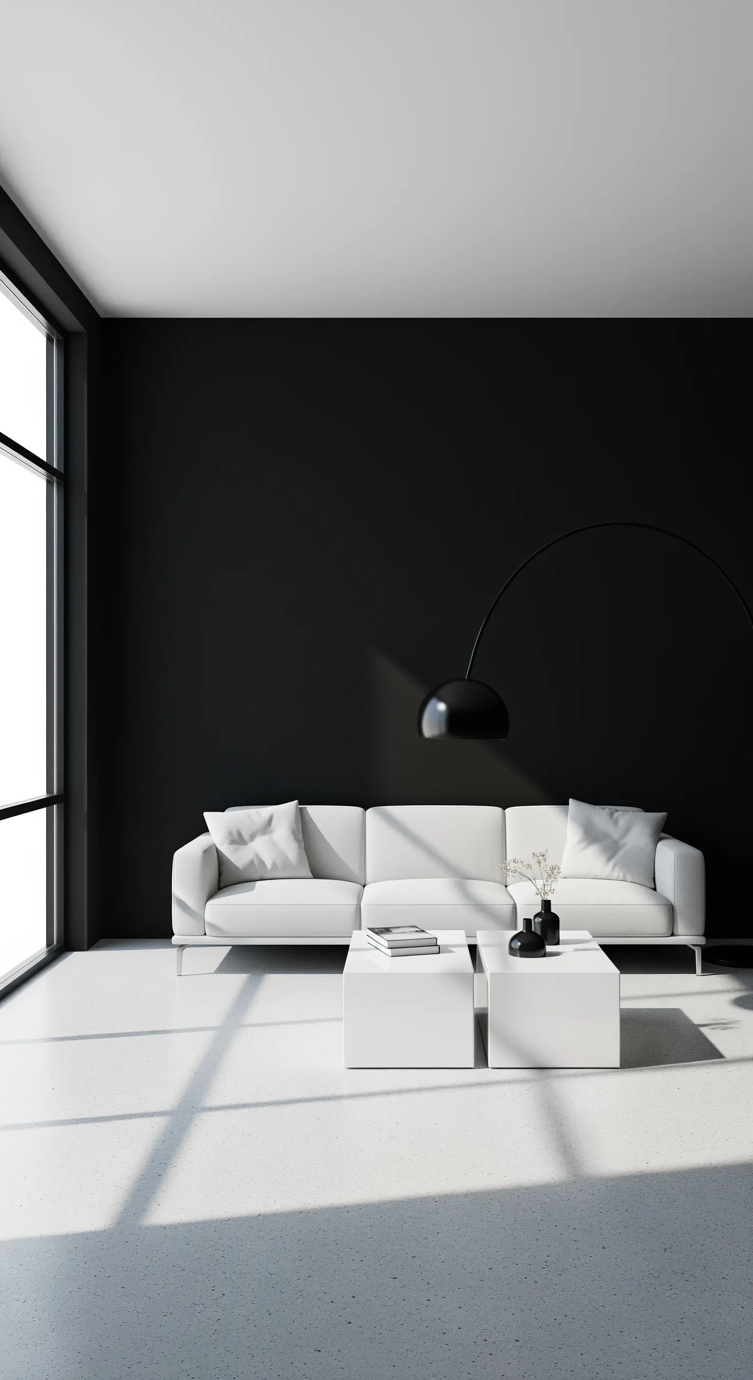 Schwarze Akzentwand in einem minimalistischen Wohnzimmer mit weißem Sofa.