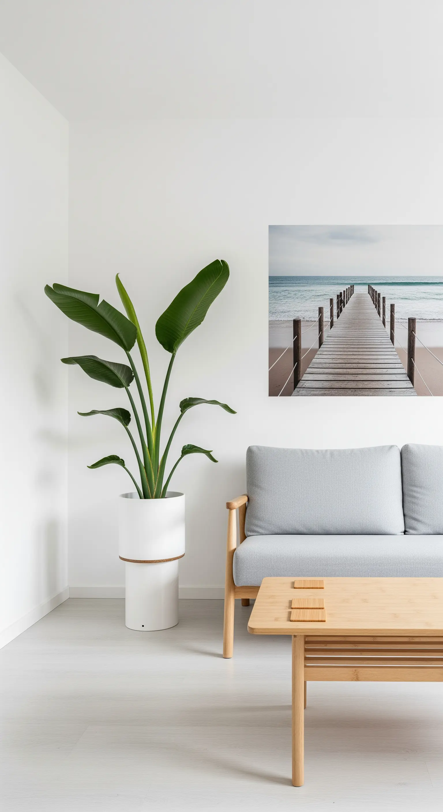 Minimalistischer Raum mit einer großen Strelitzie und einem Wandbild von einem Meeressteg