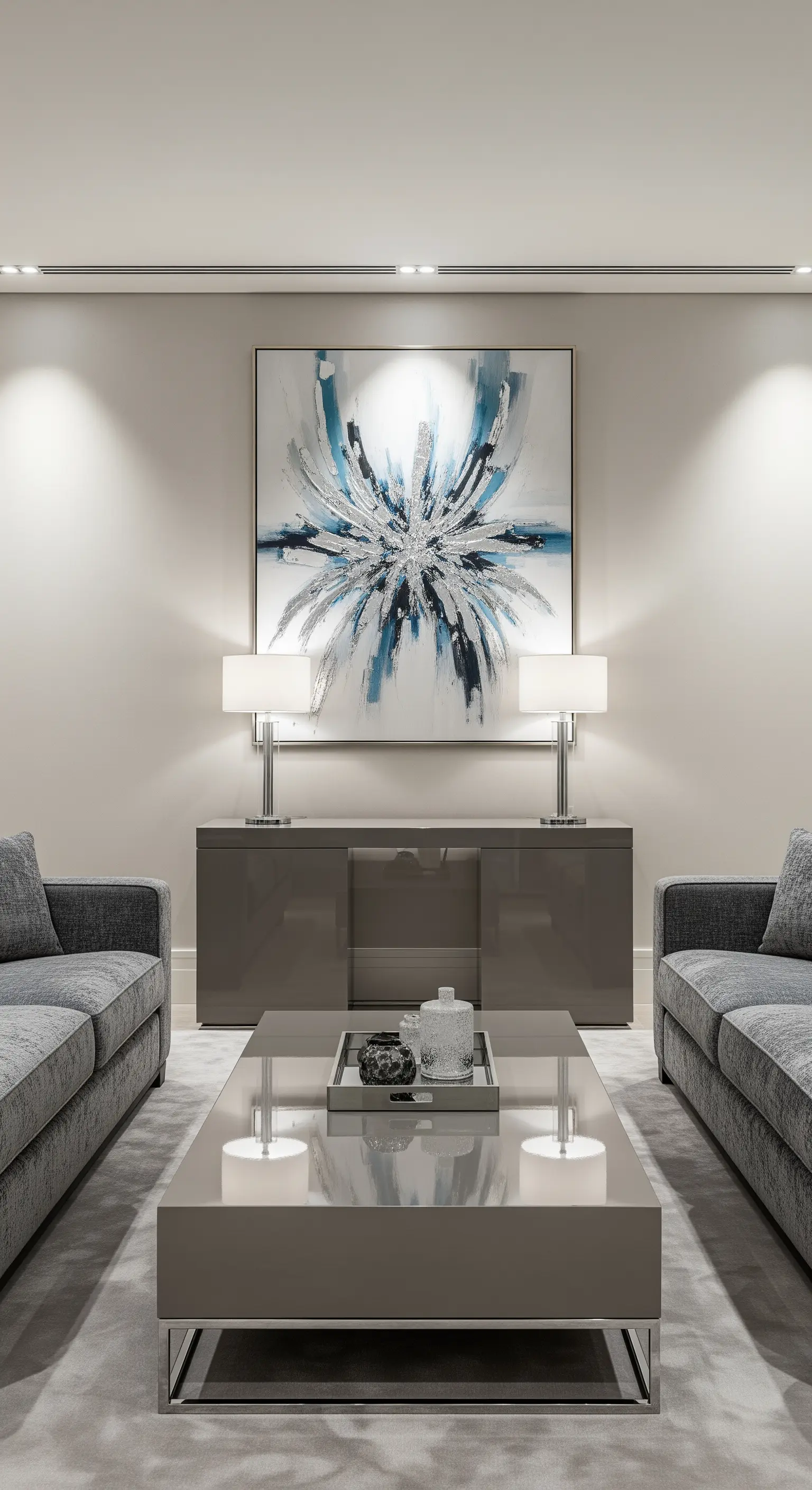 Symmetrisches Wohnzimmer mit grauen Hochglanzmöbeln und einem großen, abstrakten Kunstwerk an der Wand.