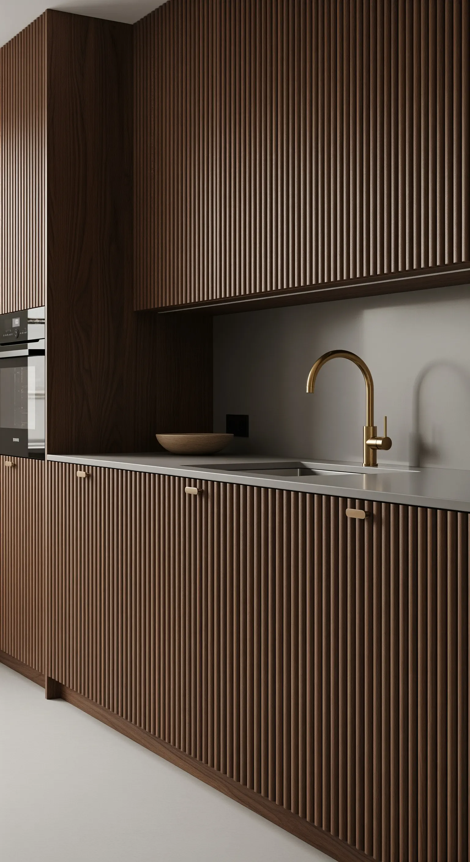 Dunkle Küche mit geriffelten Holzfronten und goldenen Details