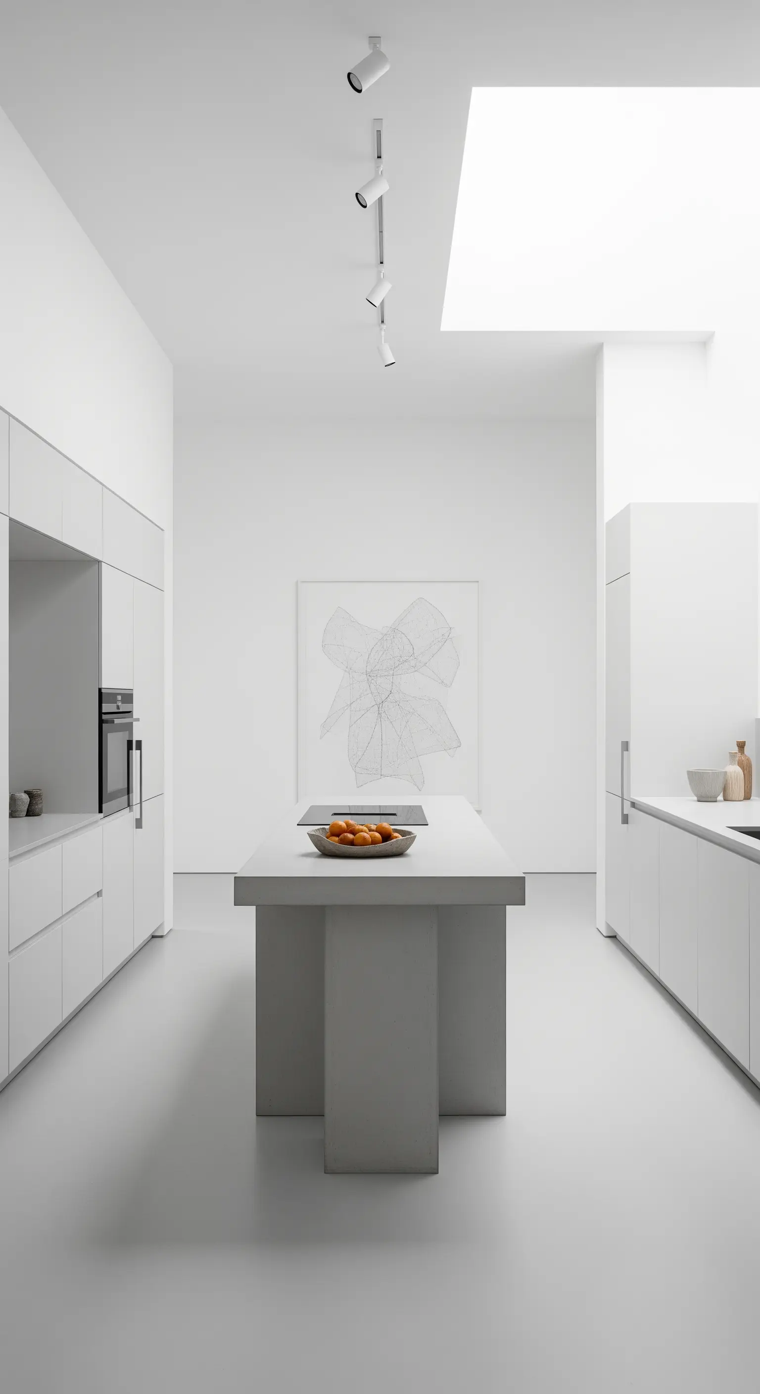 Galerieartige weiße Küche mit einem skulpturalen Inselblock und einem großen Kunstwerk