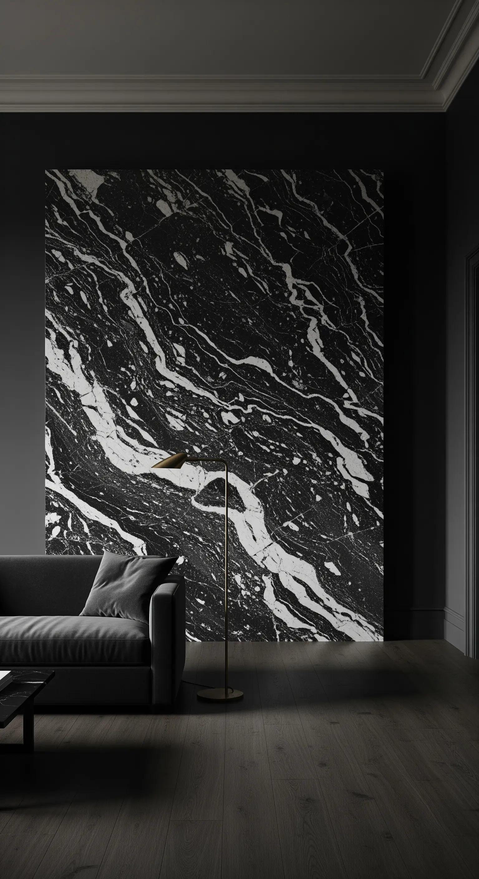 Dramatische schwarze Marmorwand als Kunstwerk im Wohnzimmer.