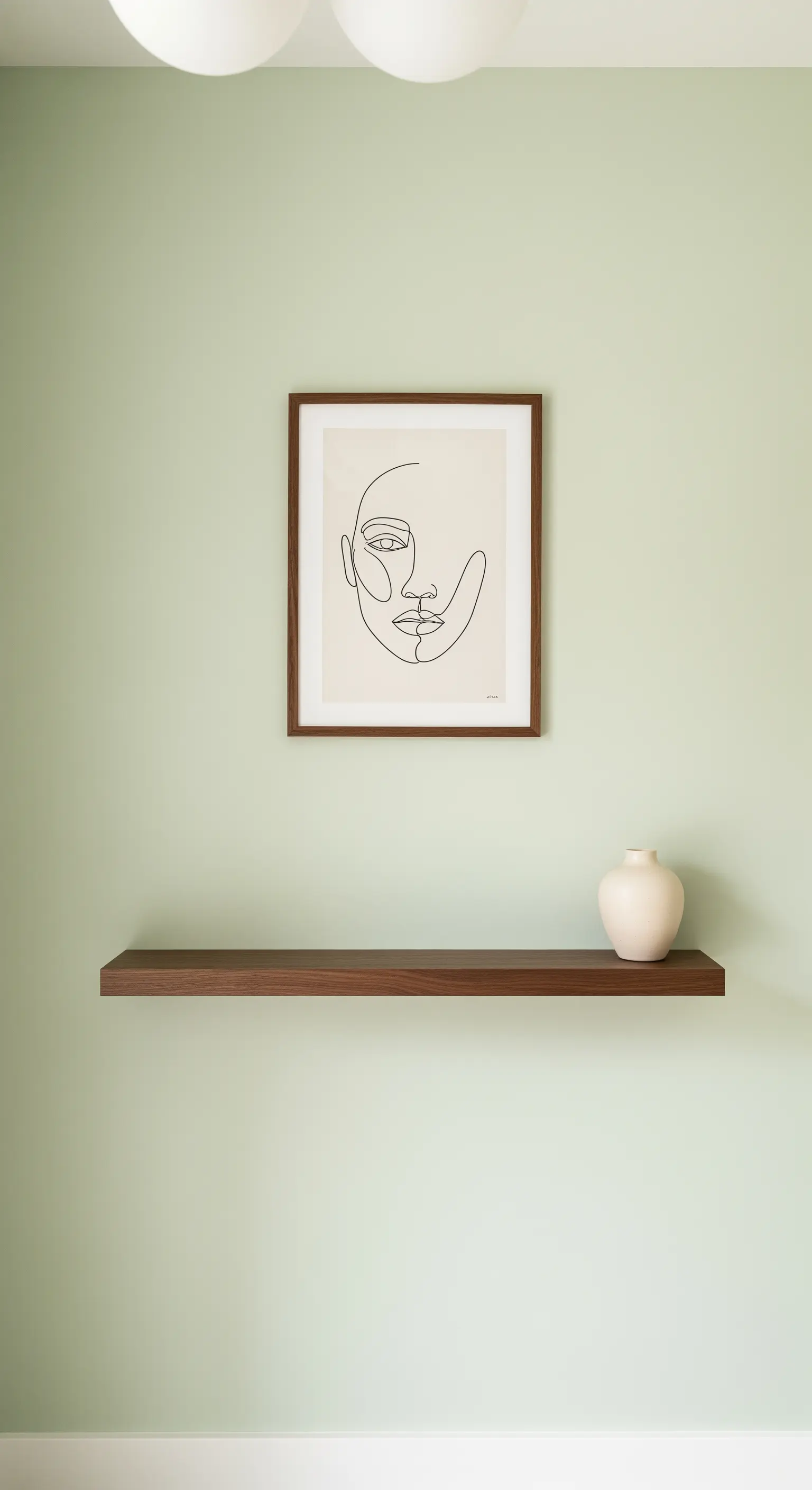 Minimalistische Strichzeichnung in einem Holzrahmen auf einem schwebenden Regal.