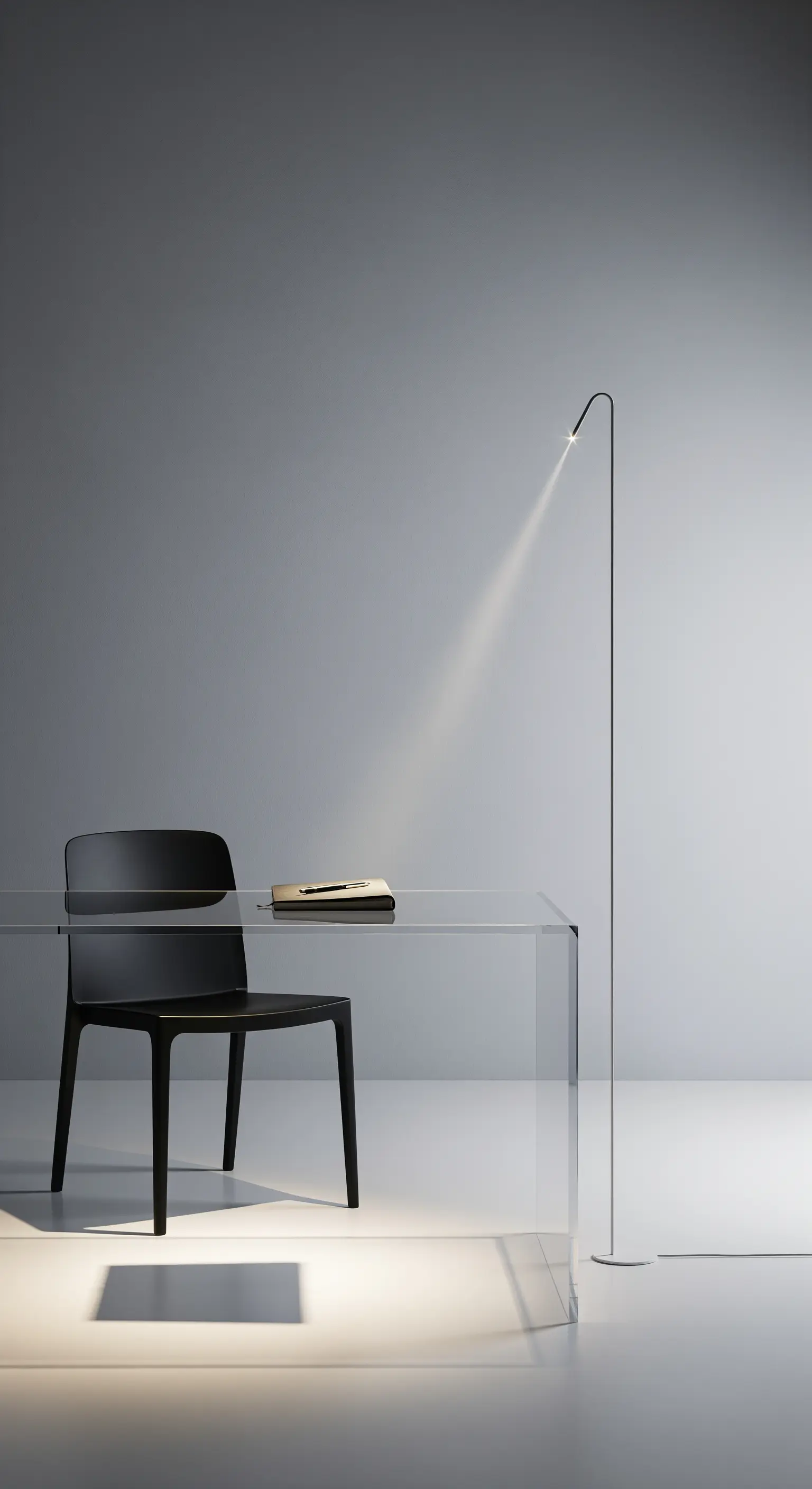 Eine extrem schlanke, schwarze Stehlampe wirft einen präzisen Lichtkegel auf einen transparenten Schreibtisch.