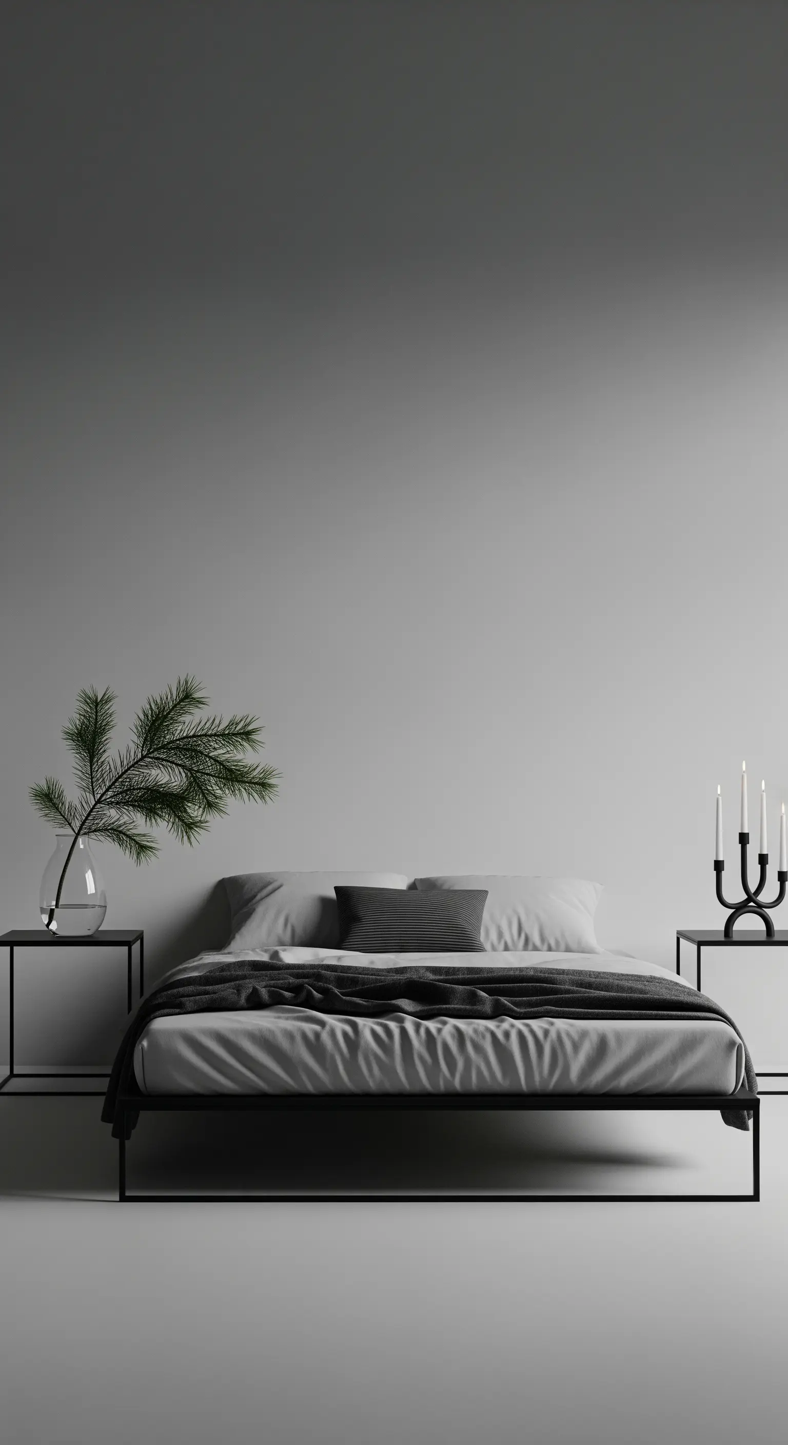 Minimalistisches Schlafzimmer mit einem Tannenzweig in einer Vase und einem Kerzenleuchter.