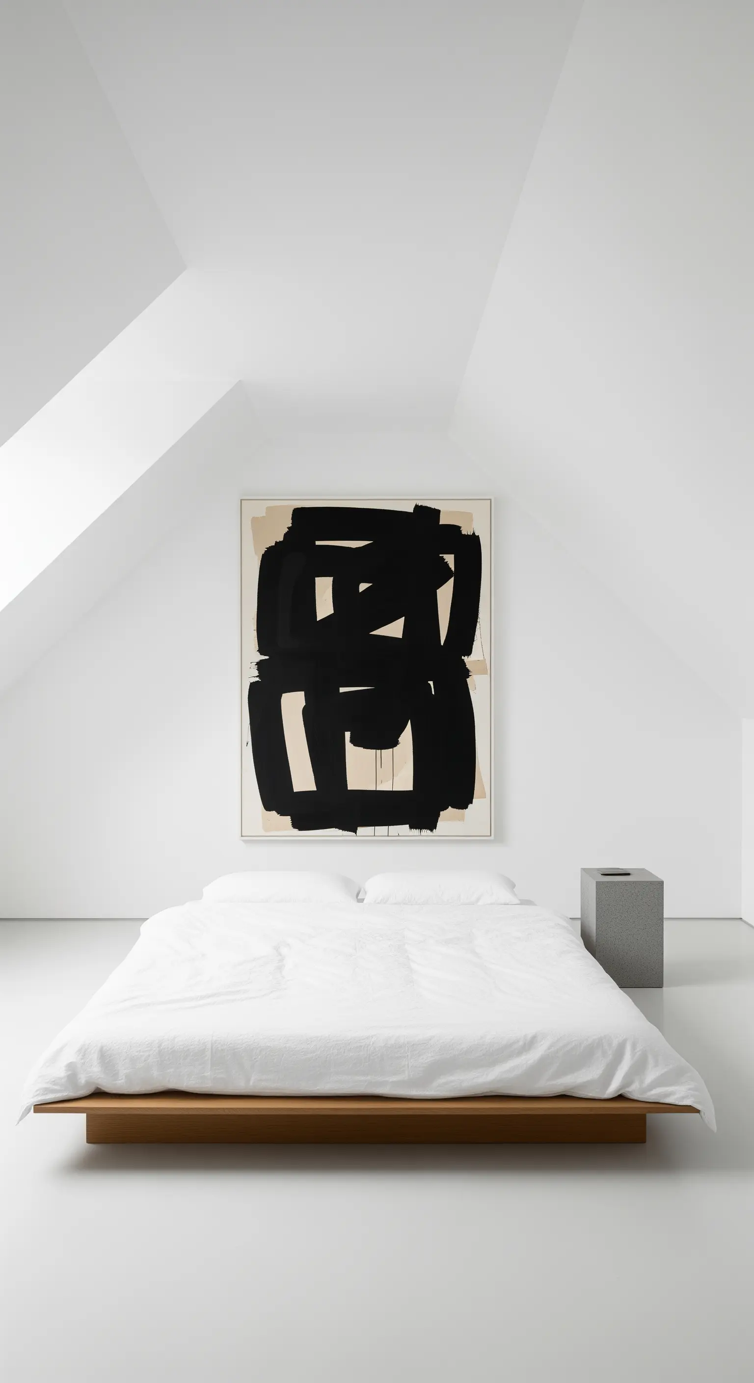 Extrem minimalistisches weißes Schlafzimmer mit einem großen abstrakten Schwarz-Weiß-Gemälde über dem Bett.