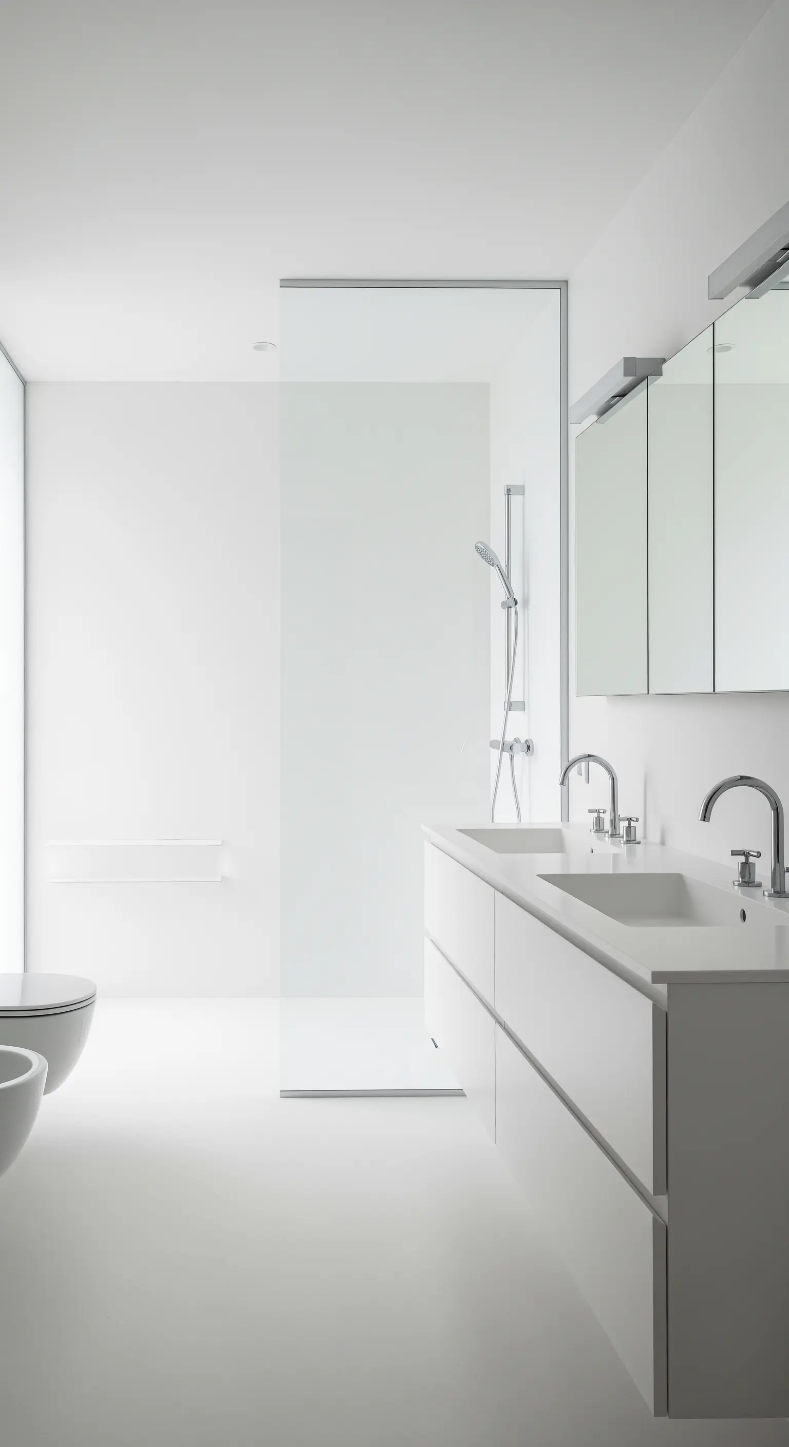 Extrem minimalistisches, komplett weißes Badezimmer mit rahmenloser Glasdusche und klaren Linien