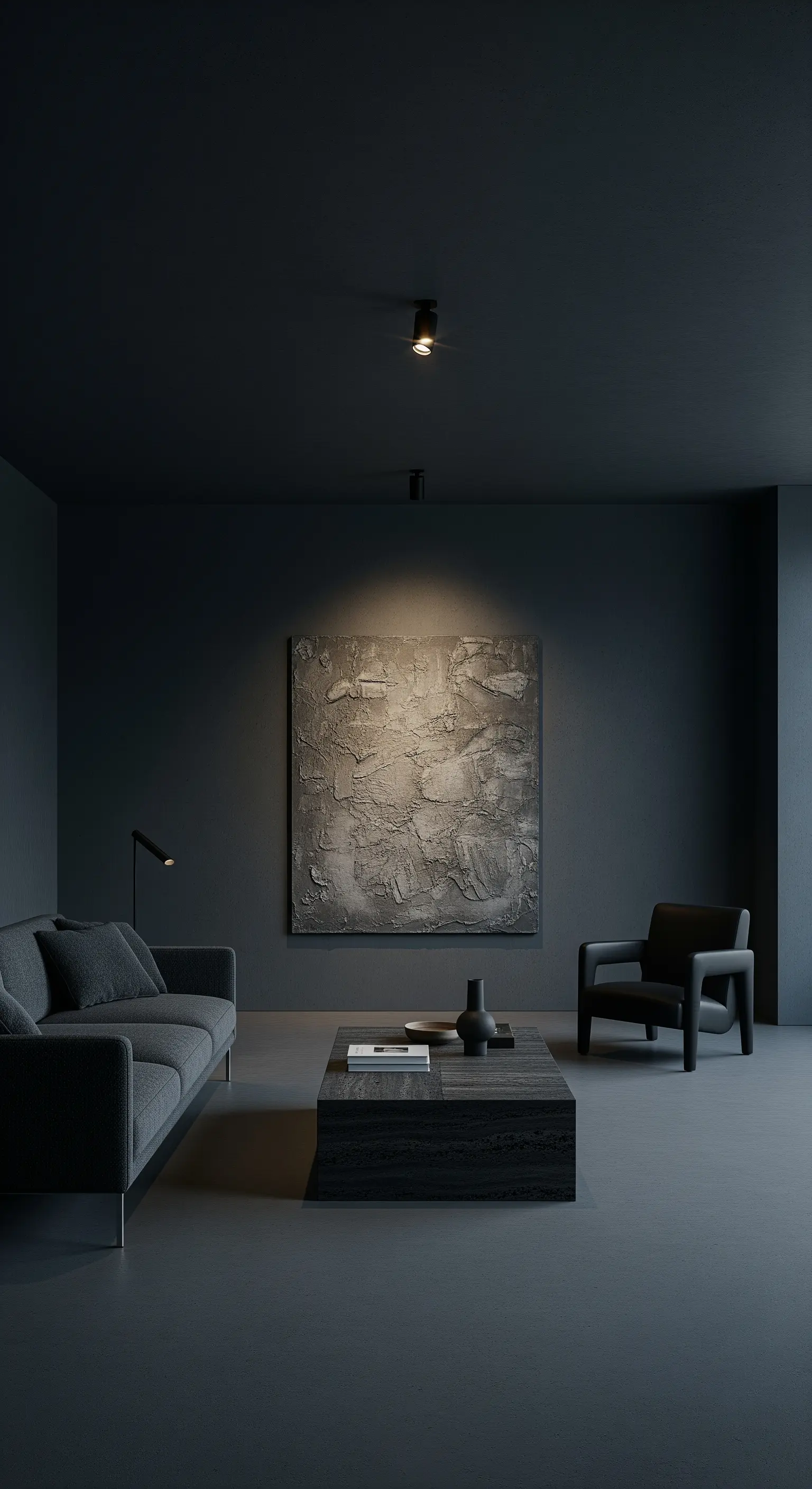 Minimalistischer dunkler Raum mit einem Spotlight auf ein texturiertes Kunstwerk an der Wand.