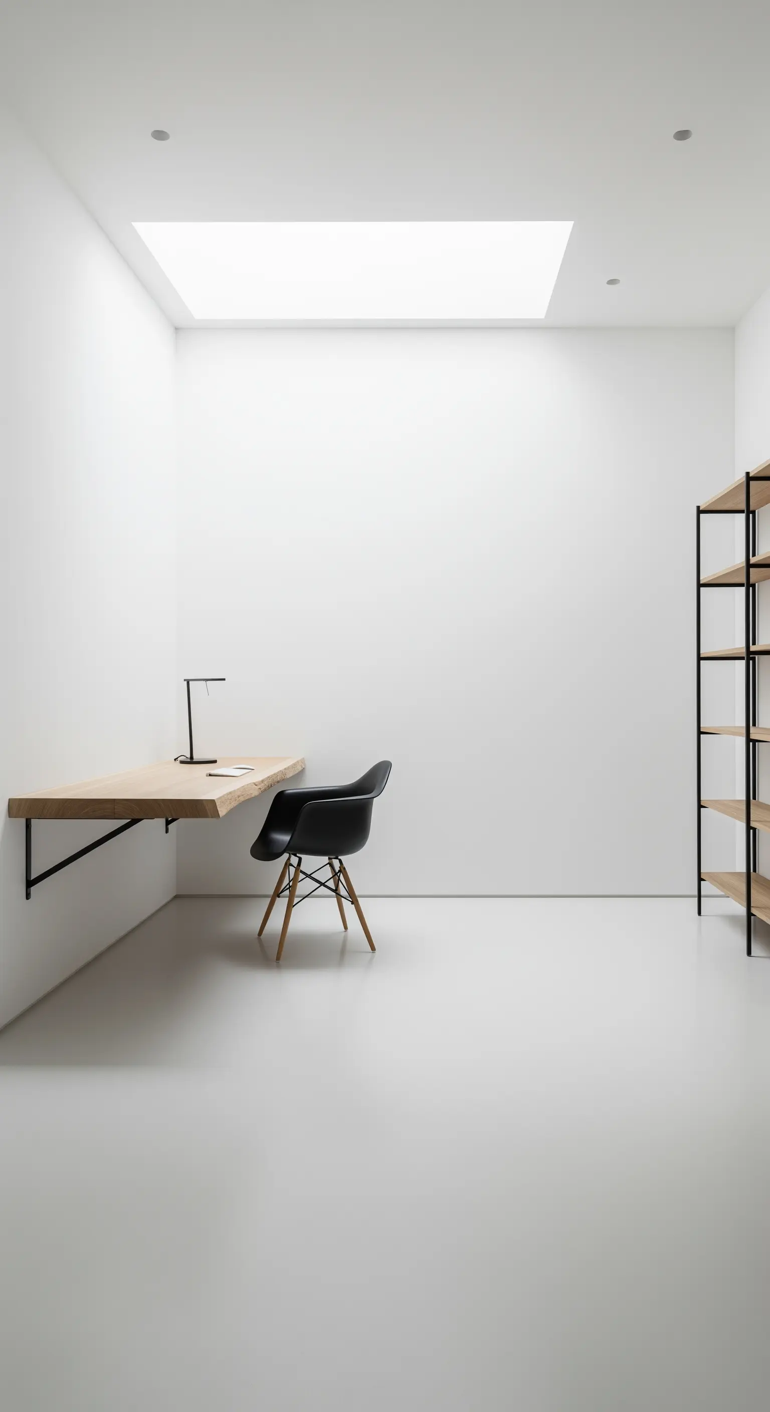 Helles, minimalistisches Homeoffice mit schwebendem Holztisch und Design-Stuhl