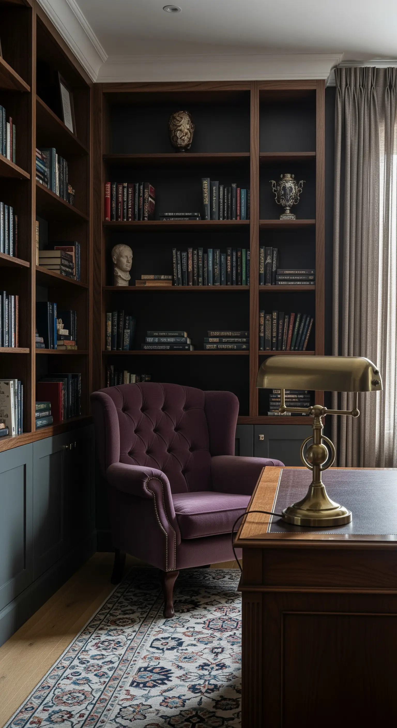 Bibliothek mit dunklen Wänden, einem Ohrensessel aus violettem Samt und Holzregalen