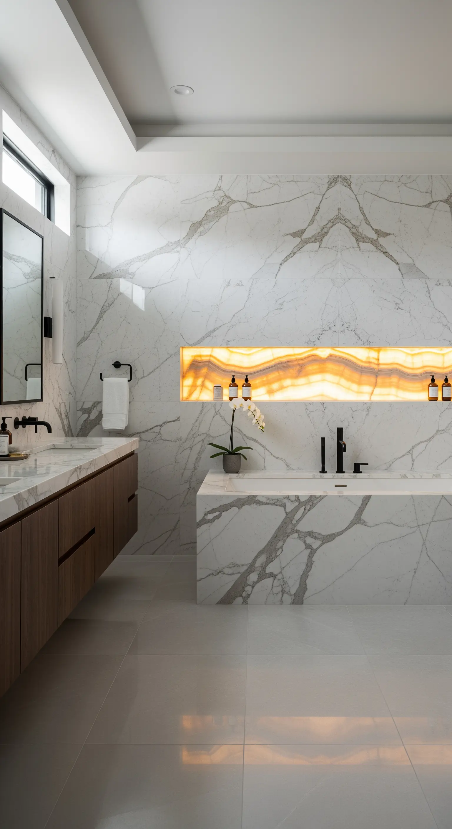 Hinterleuchtete Wandnische aus Onyx in einem luxuriösen Marmorbad.