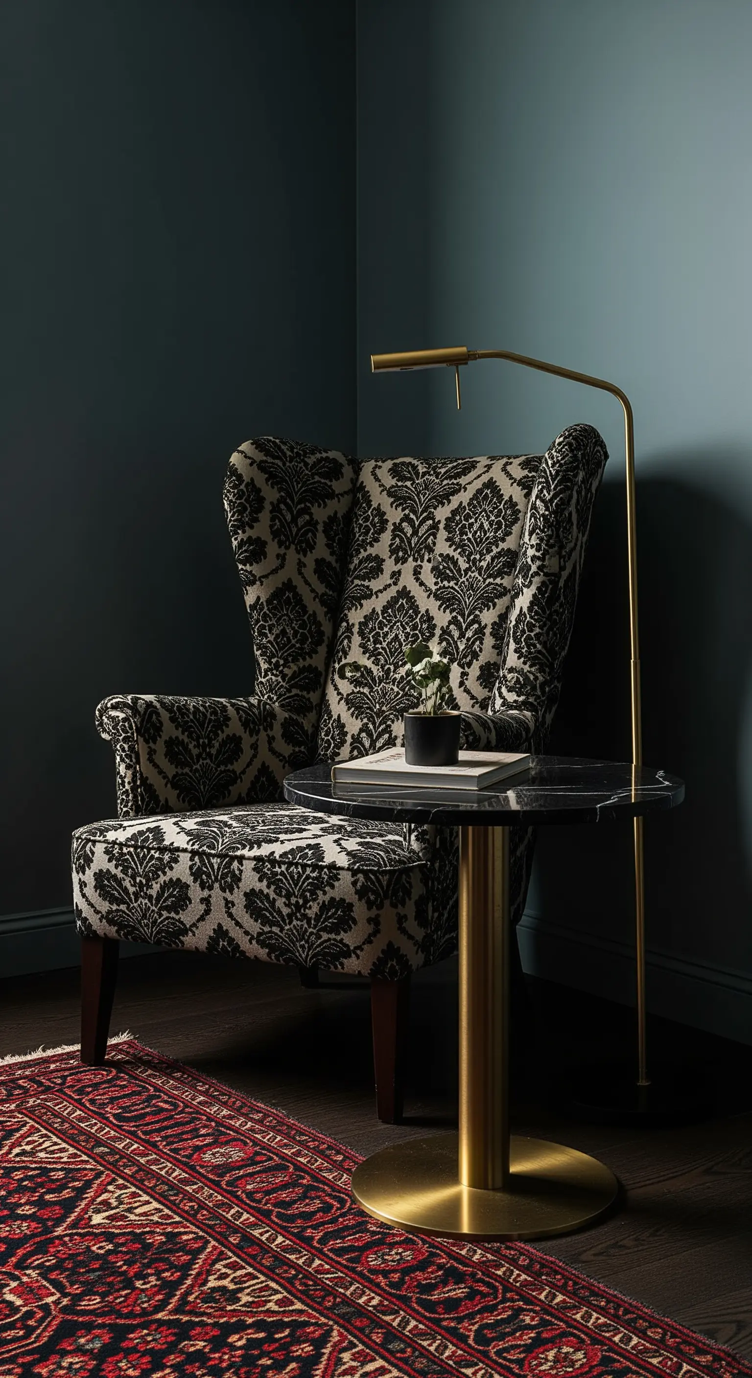 Leseecke mit gemustertem Sessel und kleinem Marmor-Messing-Tisch.