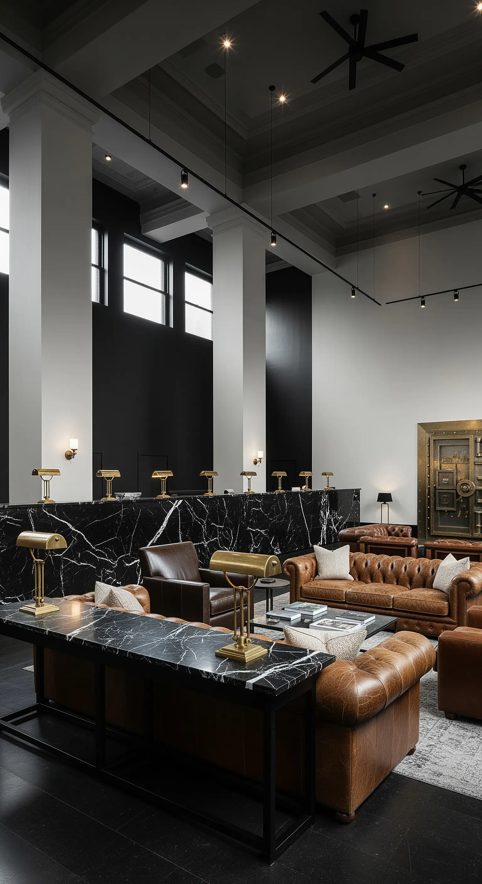 Eine Reihe identischer Messinglampen auf einer langen Marmortheke.